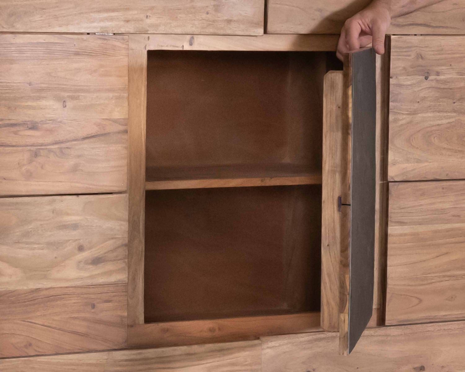 Credenza con illuminazione a LED in acacia massiccia e impiallacciatura in pietra "Paguera"