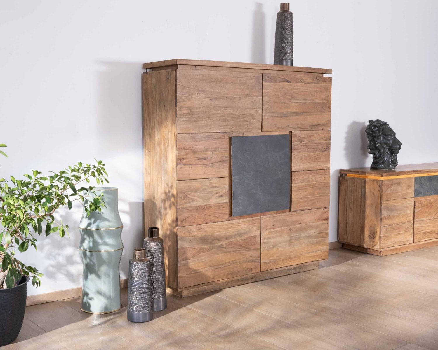 Credenza con illuminazione a LED in acacia massiccia e impiallacciatura in pietra "Paguera"