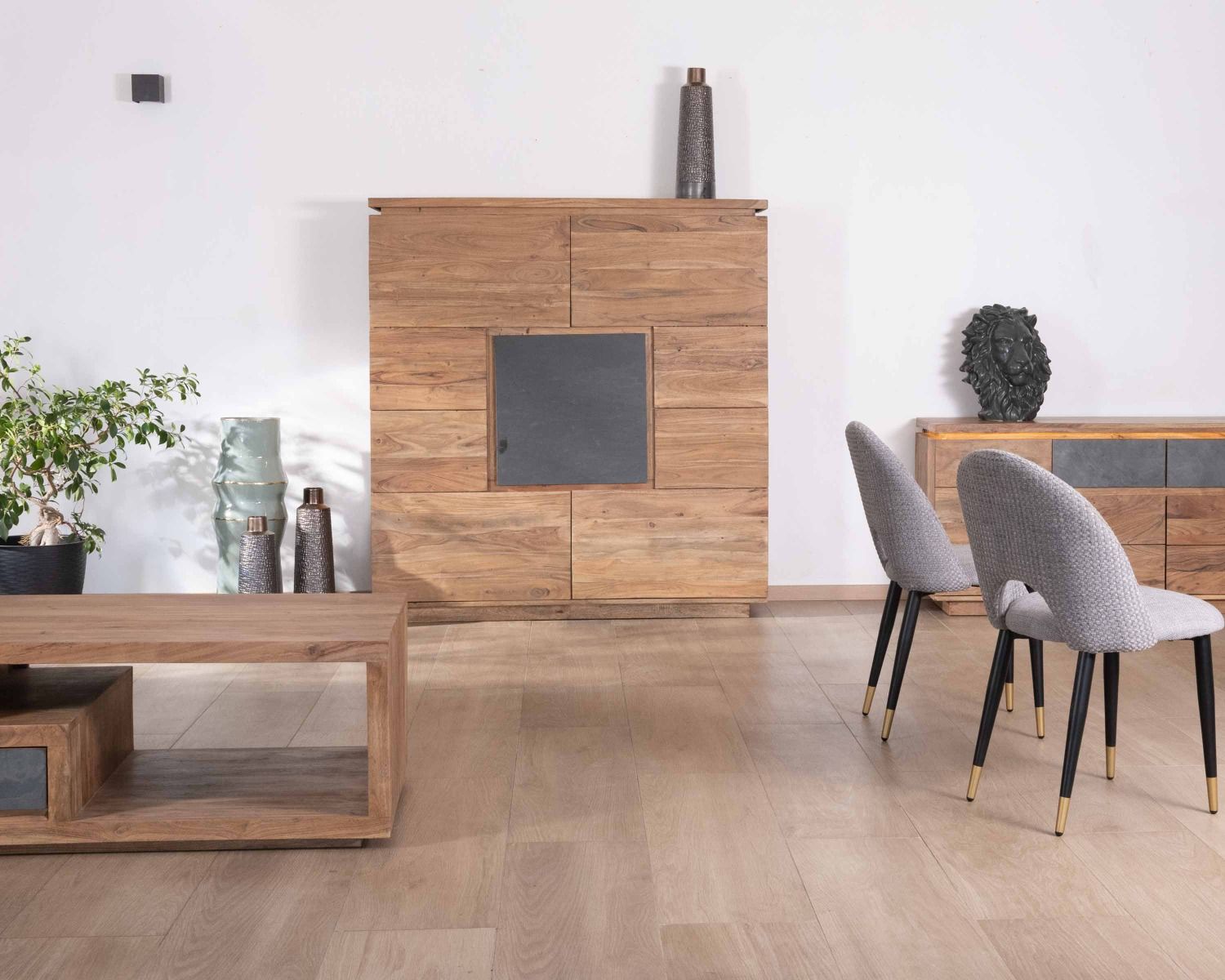 Credenza con illuminazione a LED in acacia massiccia e impiallacciatura in pietra "Paguera"