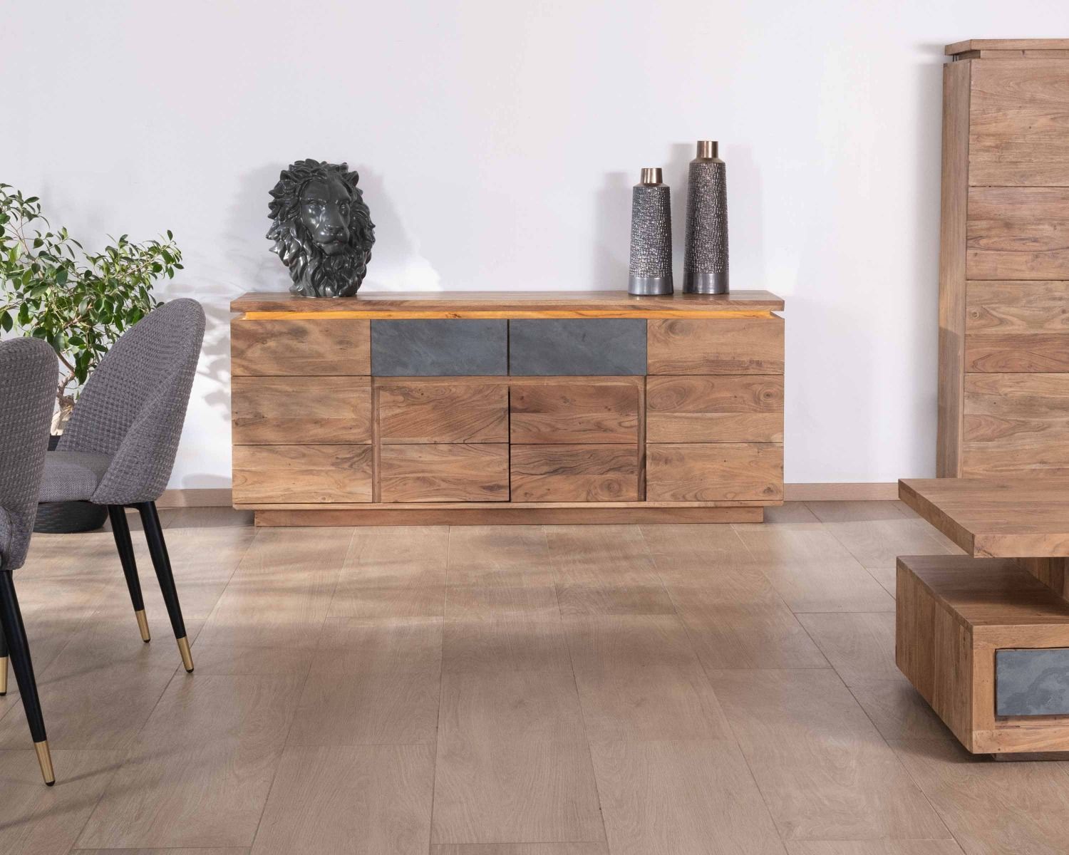 Credenza contemporanea "Paguera" in acacia da 175 cm con striscia LED e cassetti impiallacciati in pietra