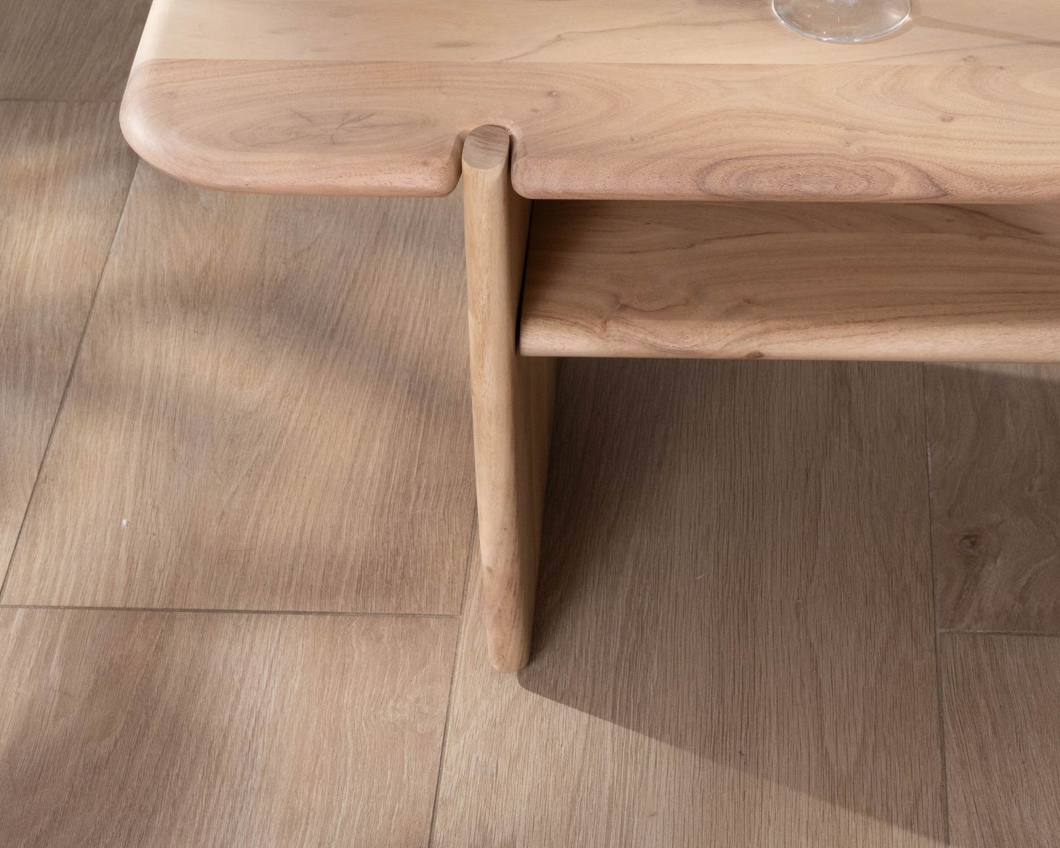 Tavolino di design in pura acacia "Trudy" 120 cm con nicchia