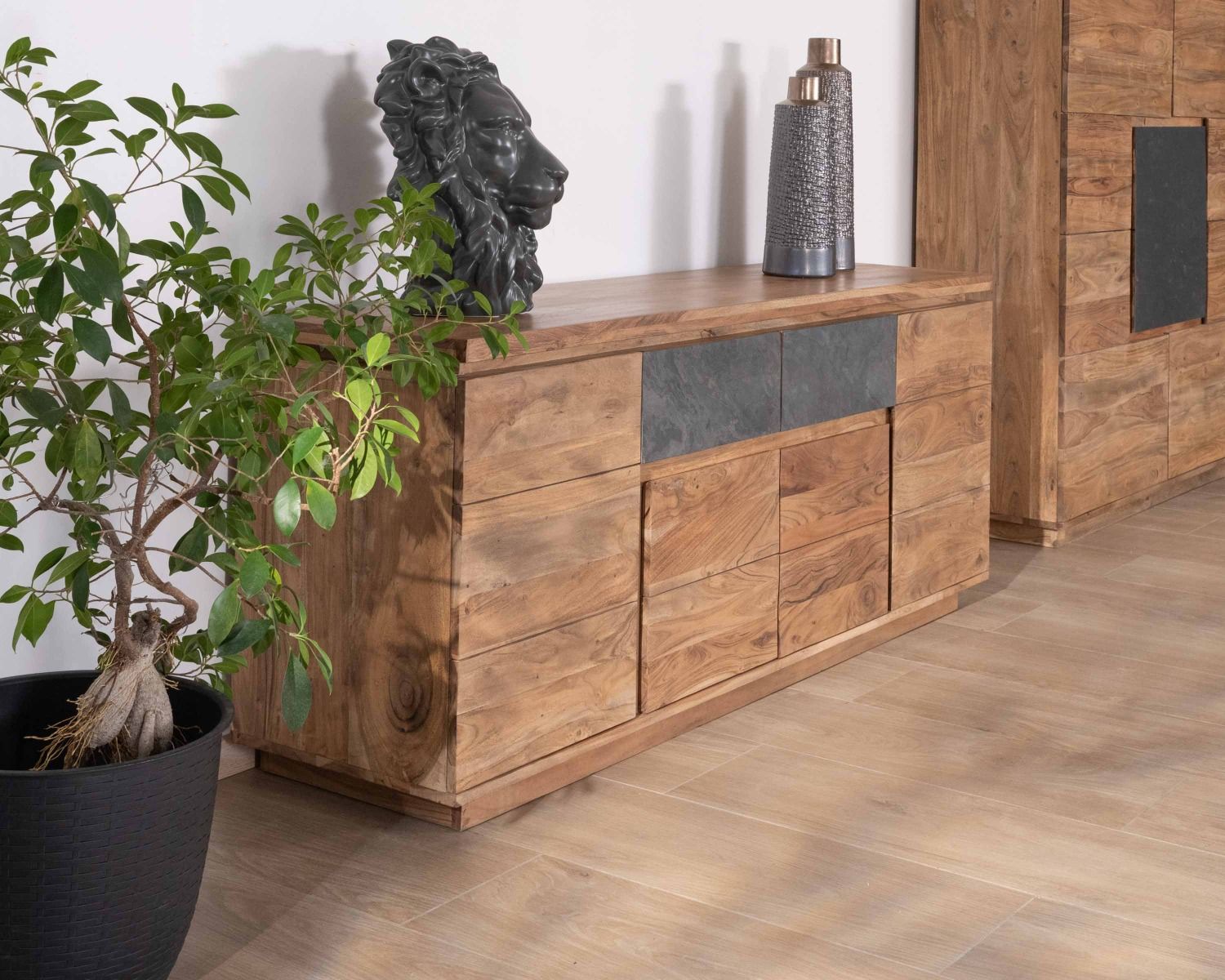 Credenza contemporanea "Paguera" in acacia da 175 cm con striscia LED e cassetti impiallacciati in pietra