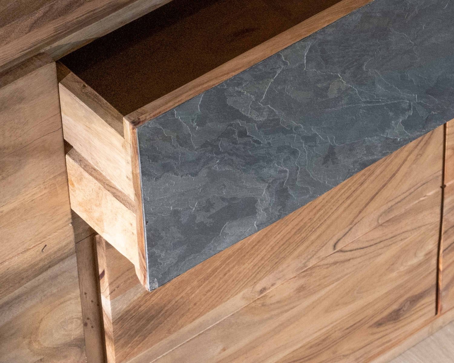 Credenza contemporanea "Paguera" in acacia da 175 cm con striscia LED e cassetti impiallacciati in pietra