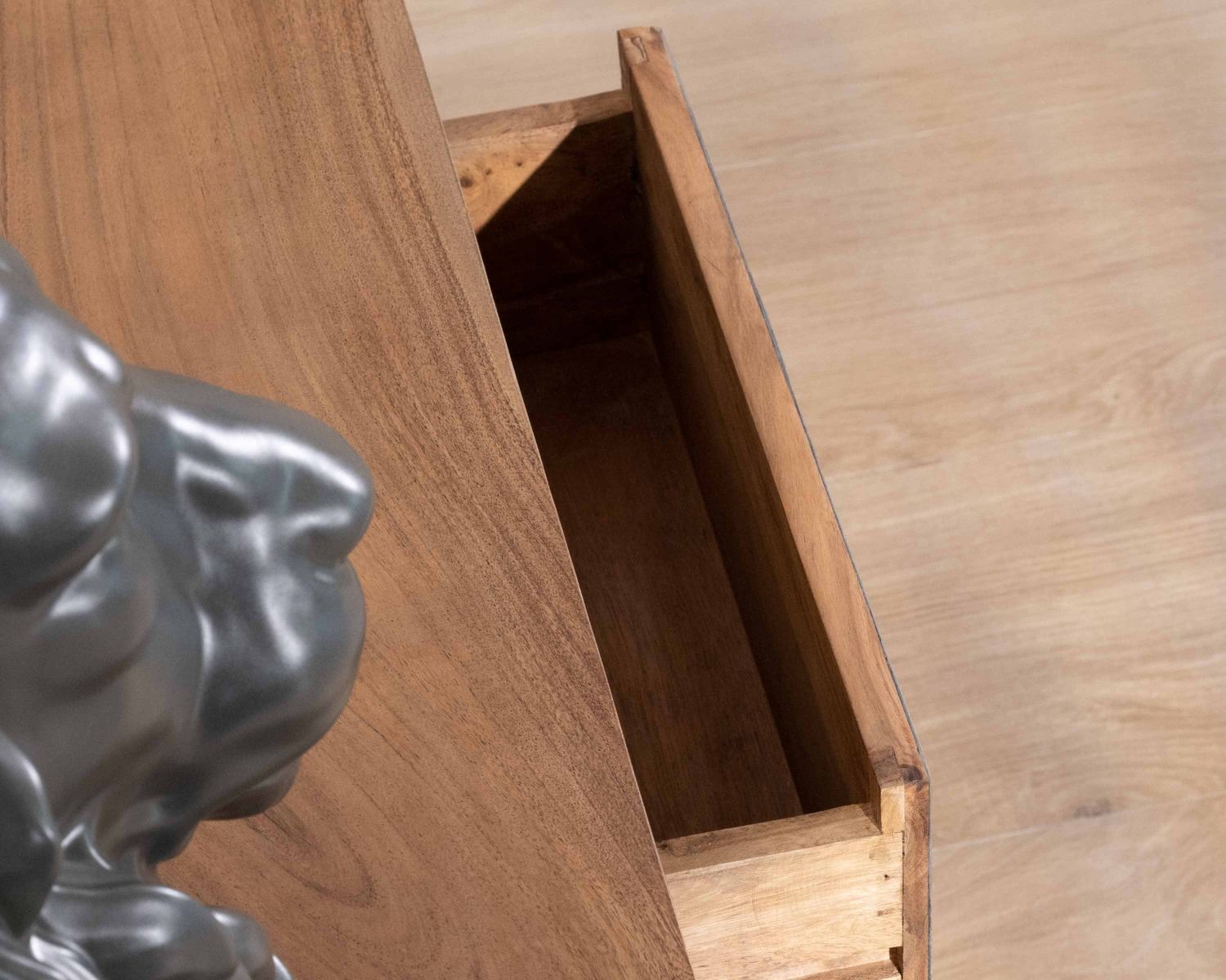 Credenza contemporanea "Paguera" in acacia da 175 cm con striscia LED e cassetti impiallacciati in pietra