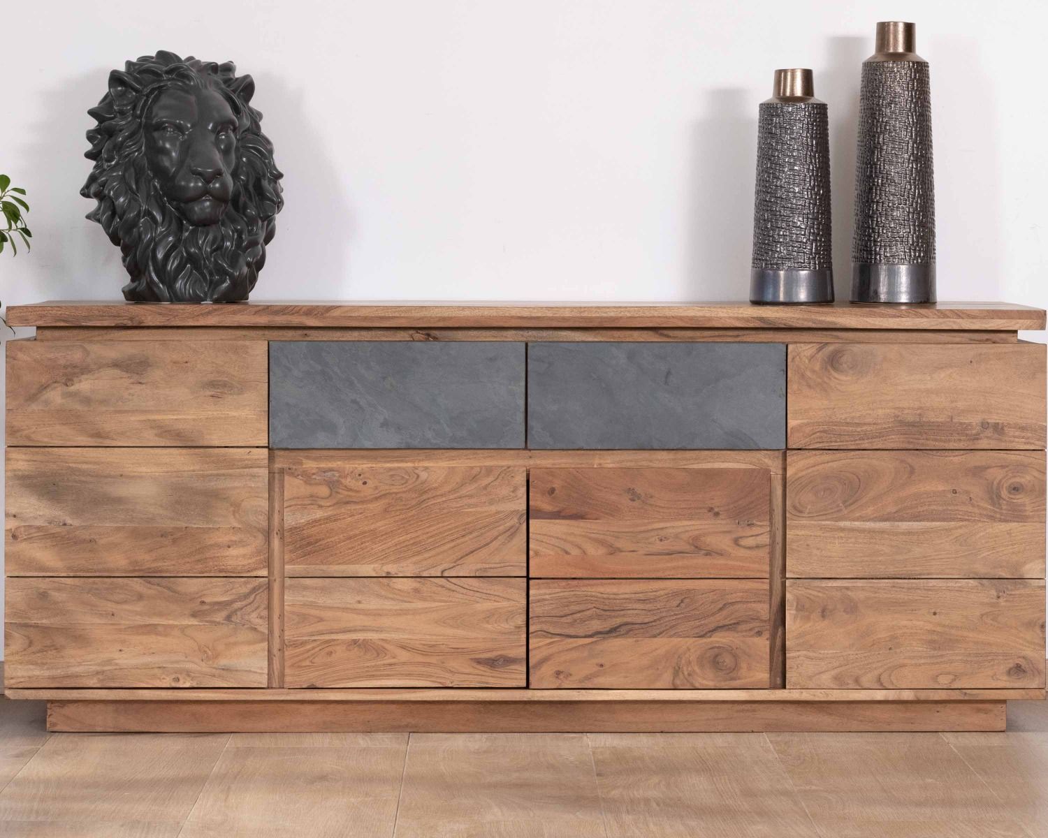 Credenza contemporanea "Paguera" in acacia da 175 cm con striscia LED e cassetti impiallacciati in pietra