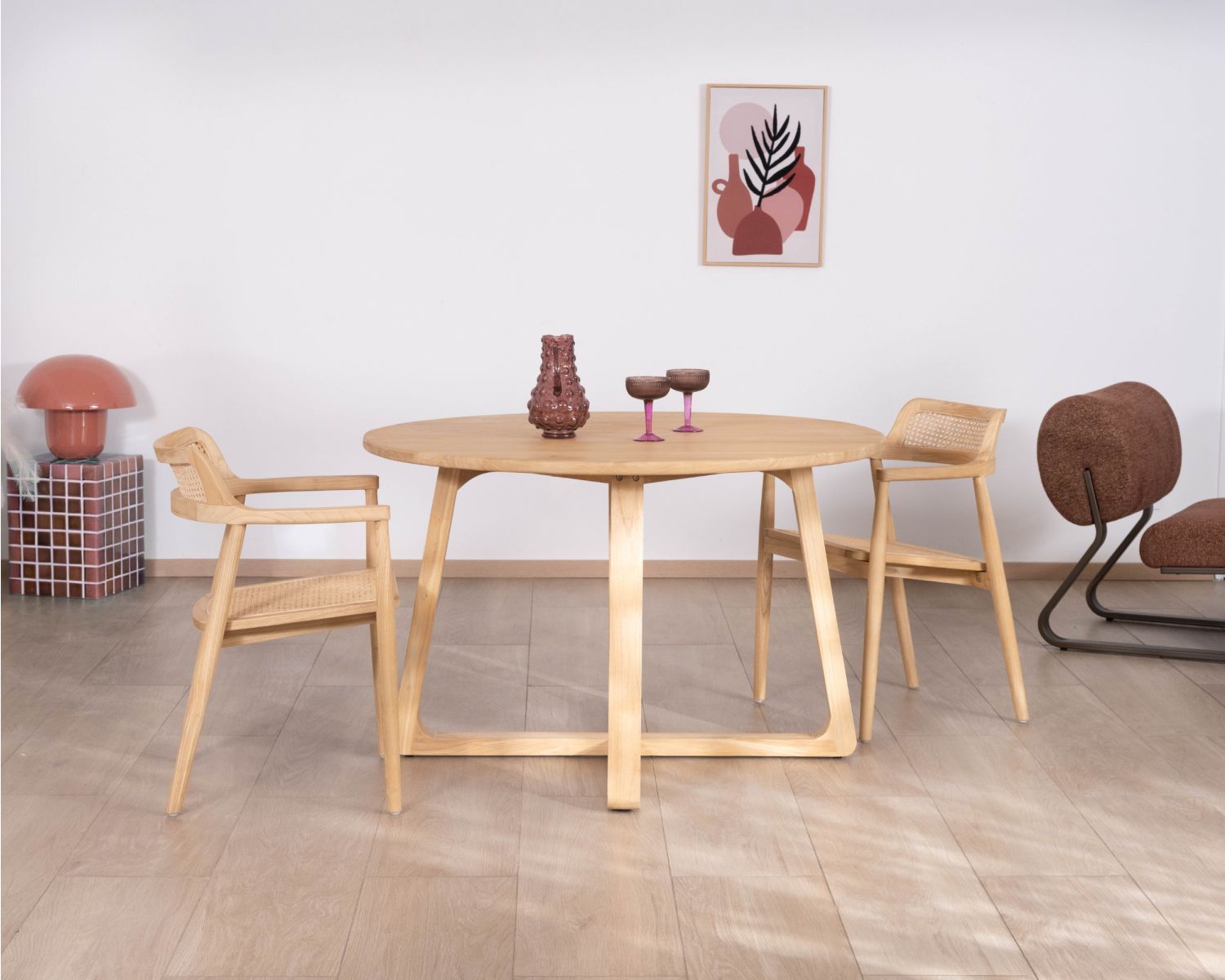 Tavolo da pranzo rotondo da 120 cm con gambe trapezoidali in legno sbiancato "Calypso"