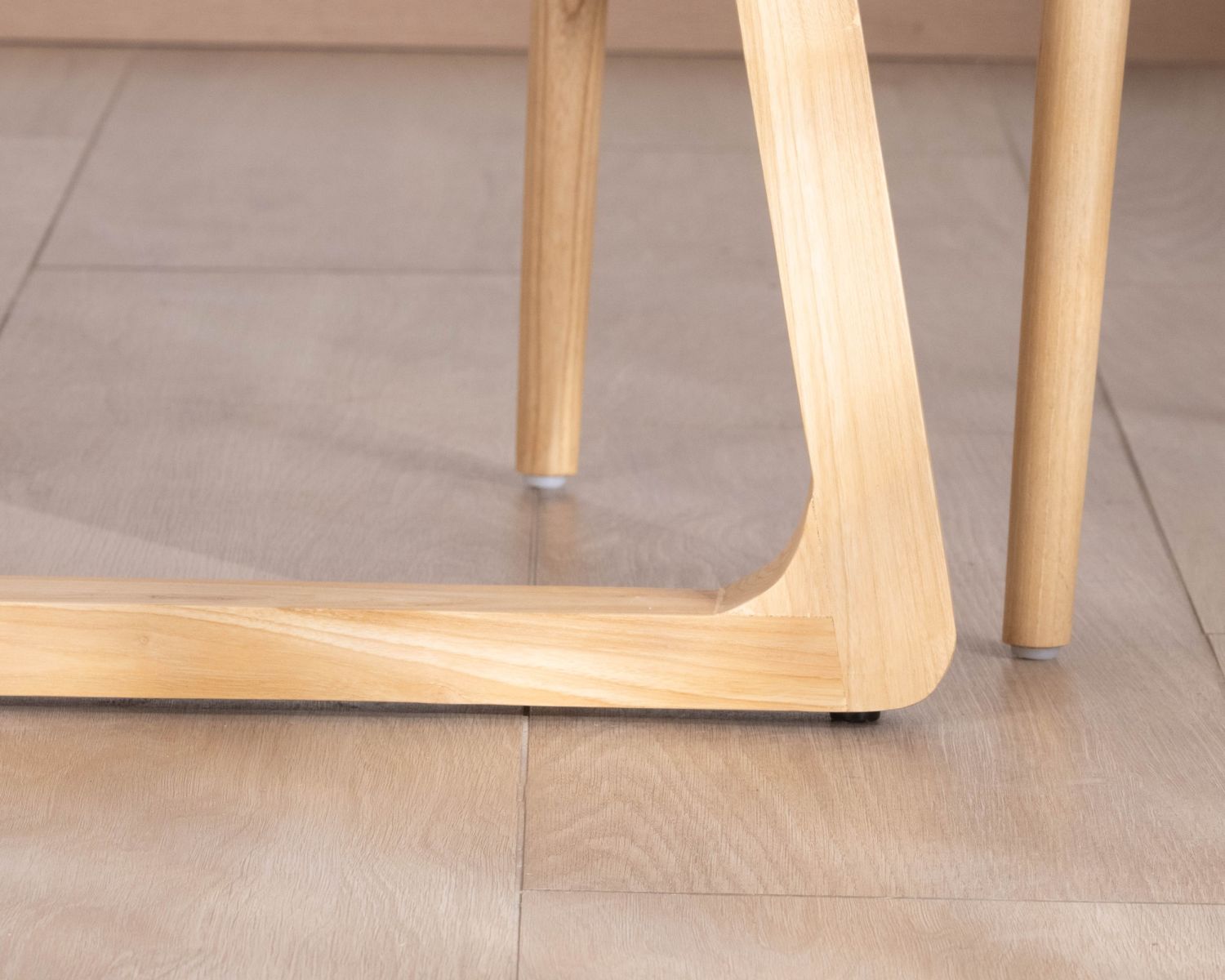 Tavolo da pranzo rotondo da 120 cm con gambe trapezoidali in legno sbiancato "Calypso"