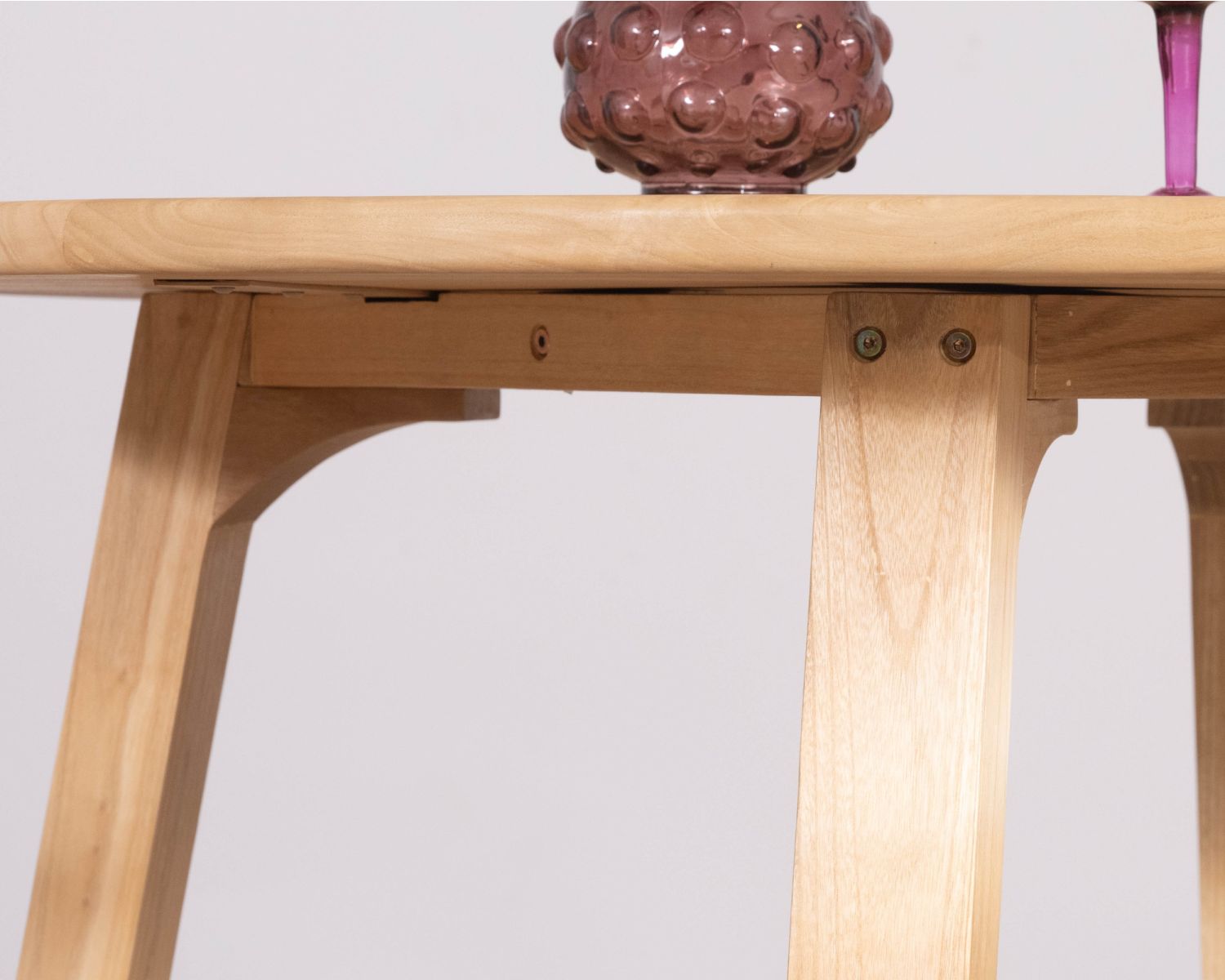 Tavolo da pranzo rotondo da 120 cm con gambe trapezoidali in legno sbiancato "Calypso"