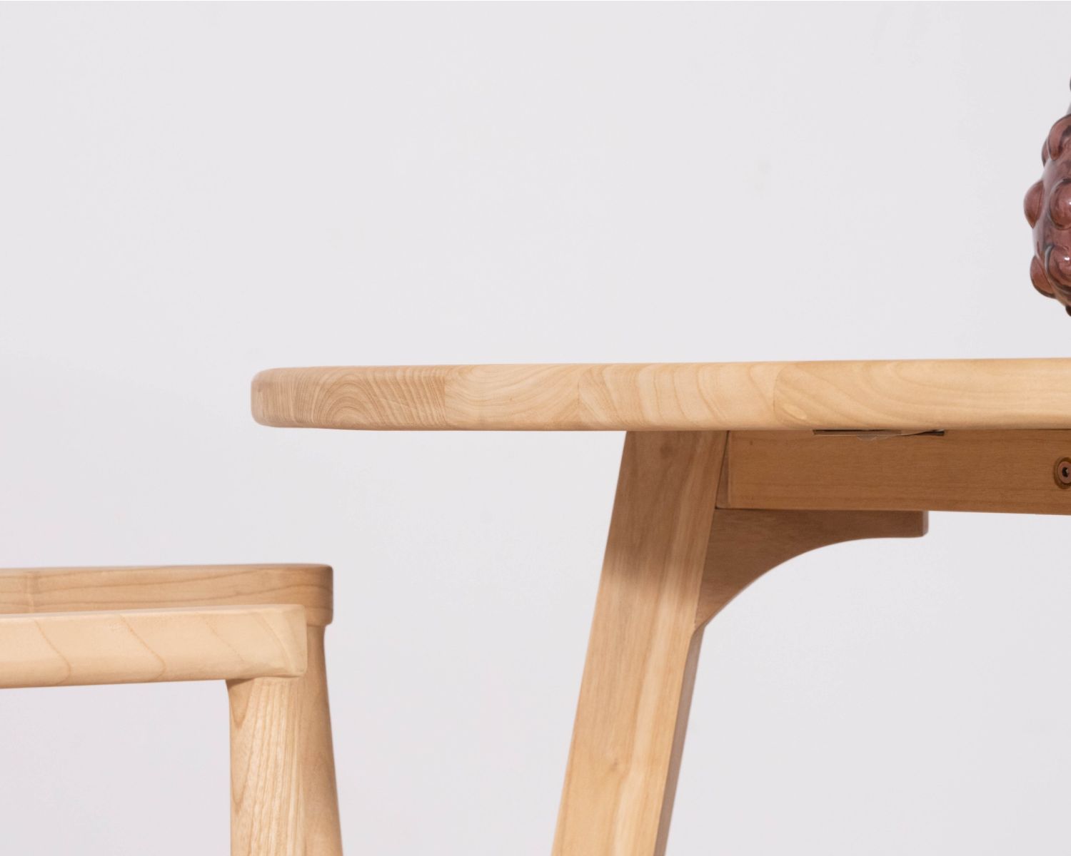 Tavolo da pranzo rotondo da 120 cm con gambe trapezoidali in legno sbiancato "Calypso"