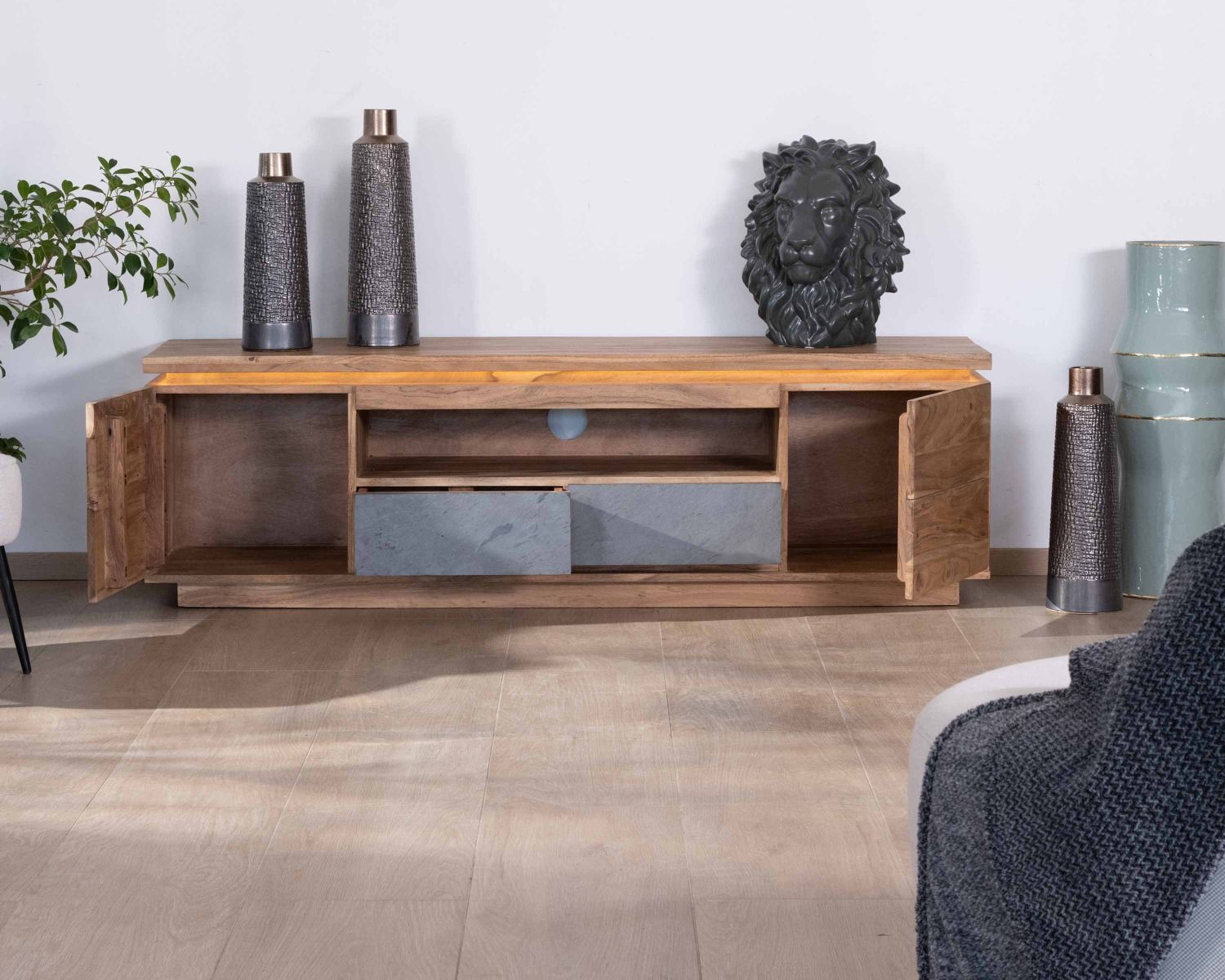 Porta TV in acacia da 175 cm con cassetti, frontale impiallacciato in pietra e striscia LED "Paguera"