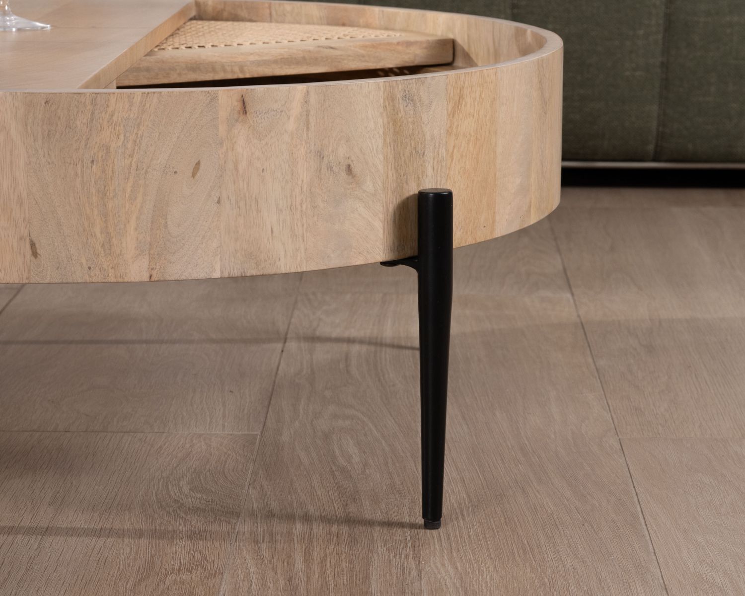 Tavolino rotondo "Loopie" con piano girevole in midollino, diametro 80 cm