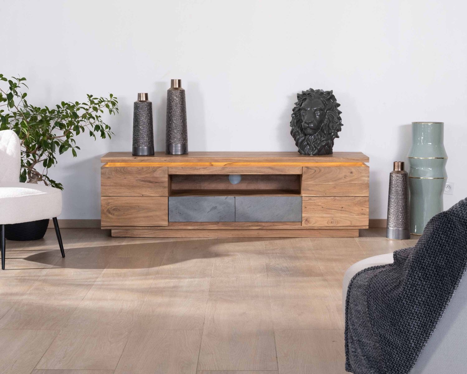 Porta TV in acacia da 175 cm con cassetti, frontale impiallacciato in pietra e striscia LED "Paguera"