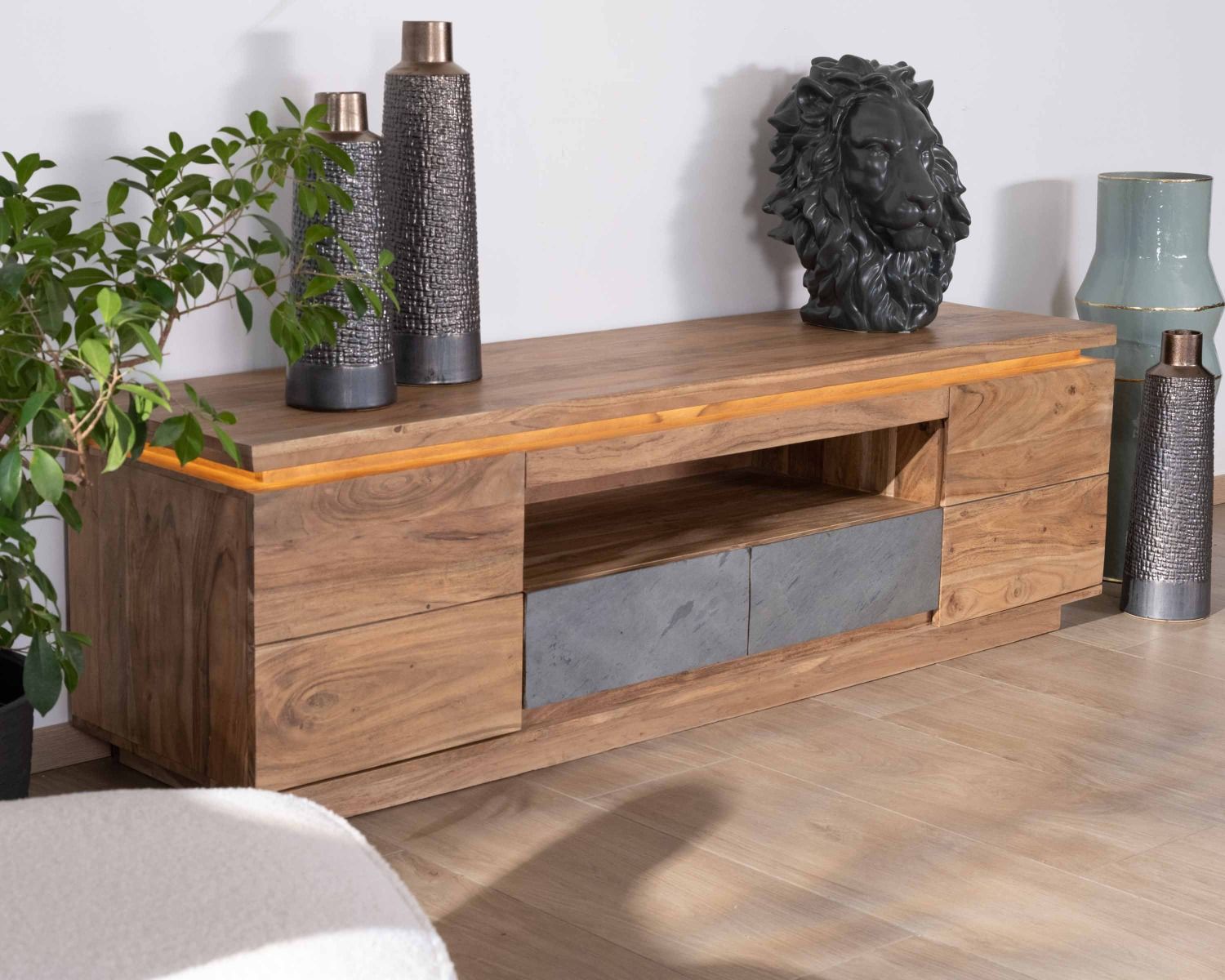 Porta TV in acacia da 175 cm con cassetti, frontale impiallacciato in pietra e striscia LED "Paguera"