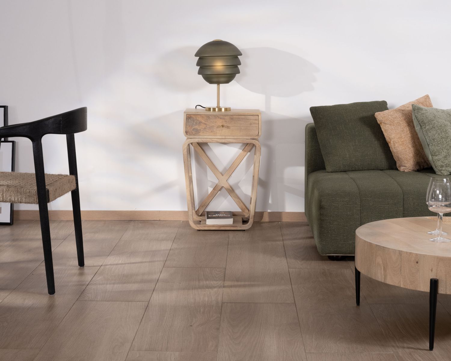 Comodino "Loopie" in stile retrò in legno di mango