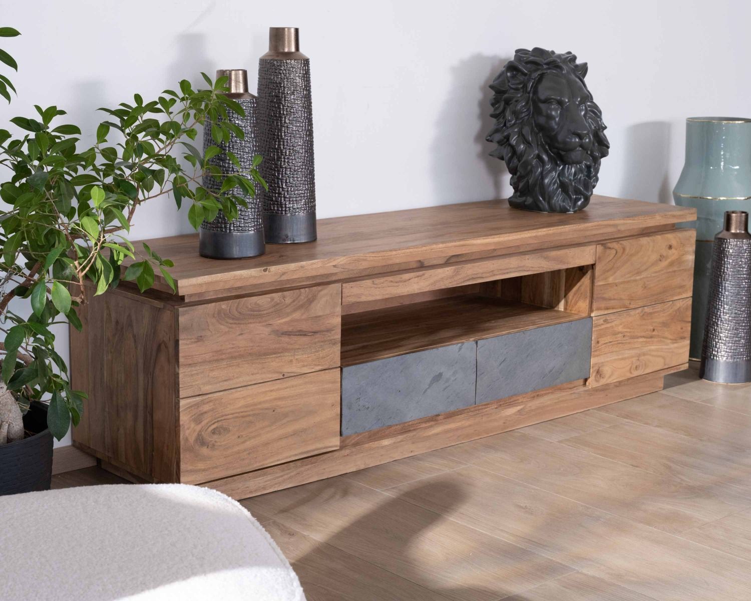 Porta TV in acacia da 175 cm con cassetti, frontale impiallacciato in pietra e striscia LED "Paguera"