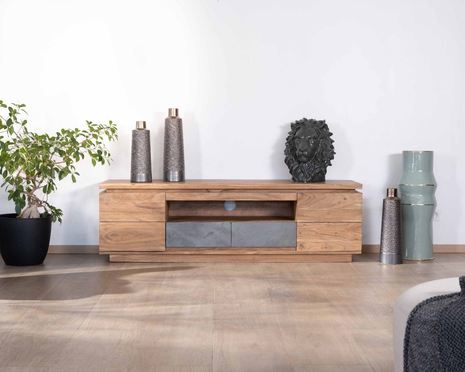 Porta TV in acacia da 175 cm con cassetti, frontale impiallacciato in pietra e striscia LED "Paguera"