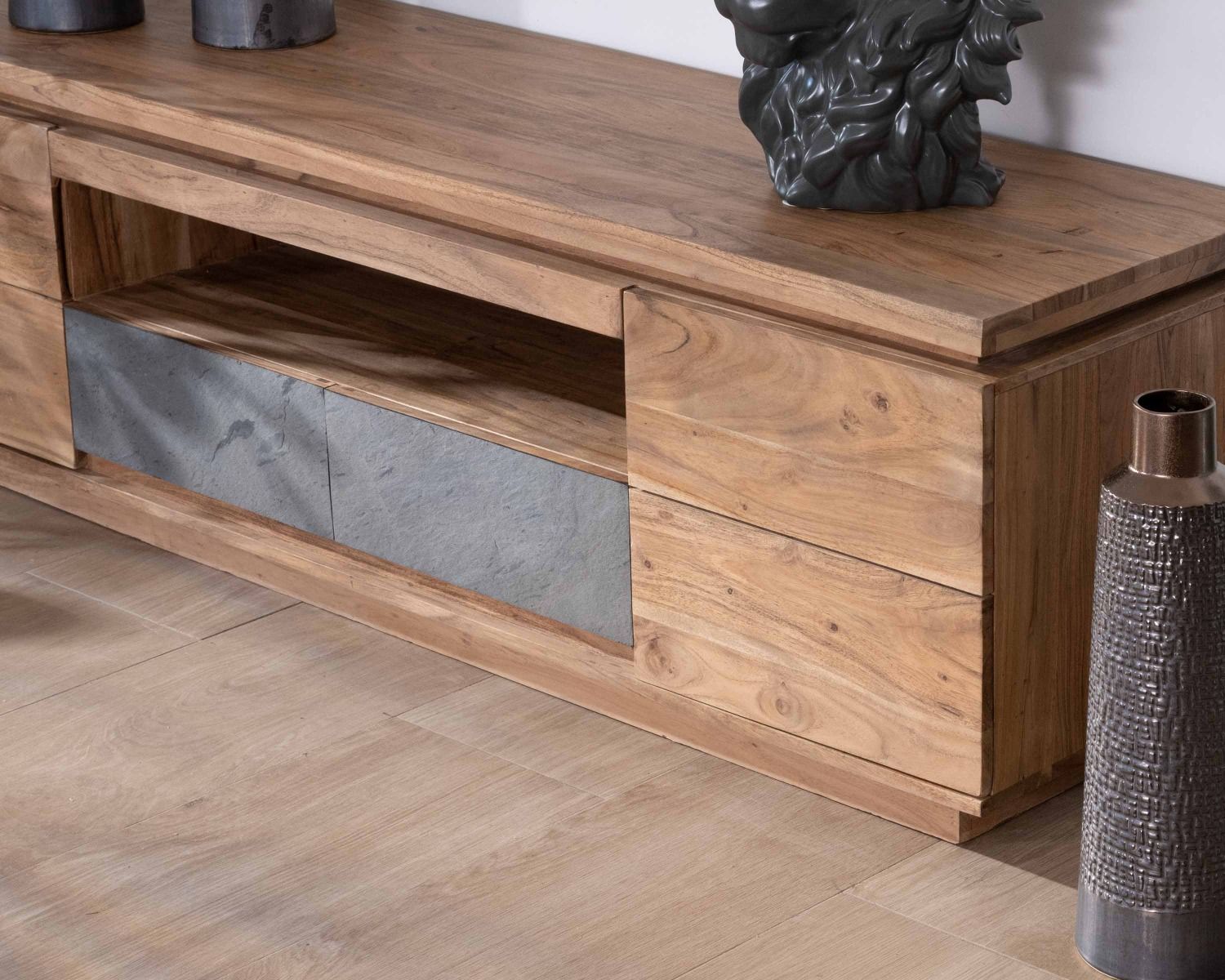 Porta TV in acacia da 175 cm con cassetti, frontale impiallacciato in pietra e striscia LED "Paguera"