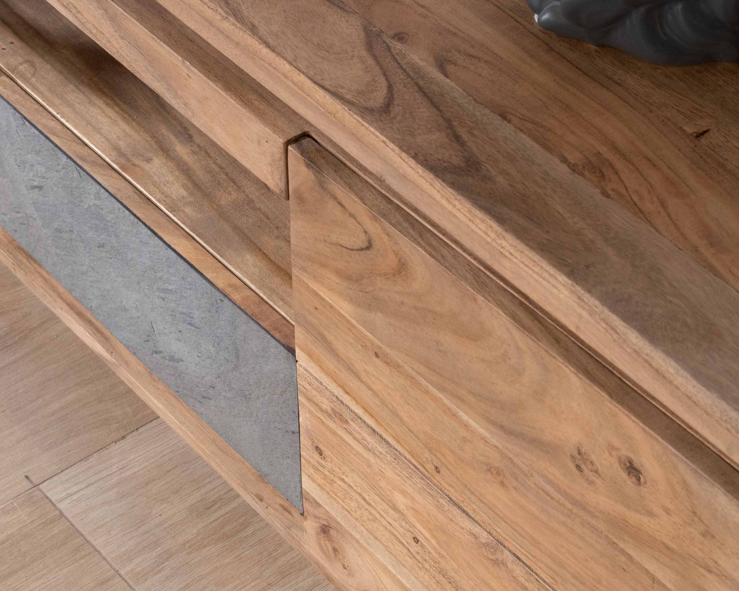 Porta TV in acacia da 175 cm con cassetti, frontale impiallacciato in pietra e striscia LED "Paguera"