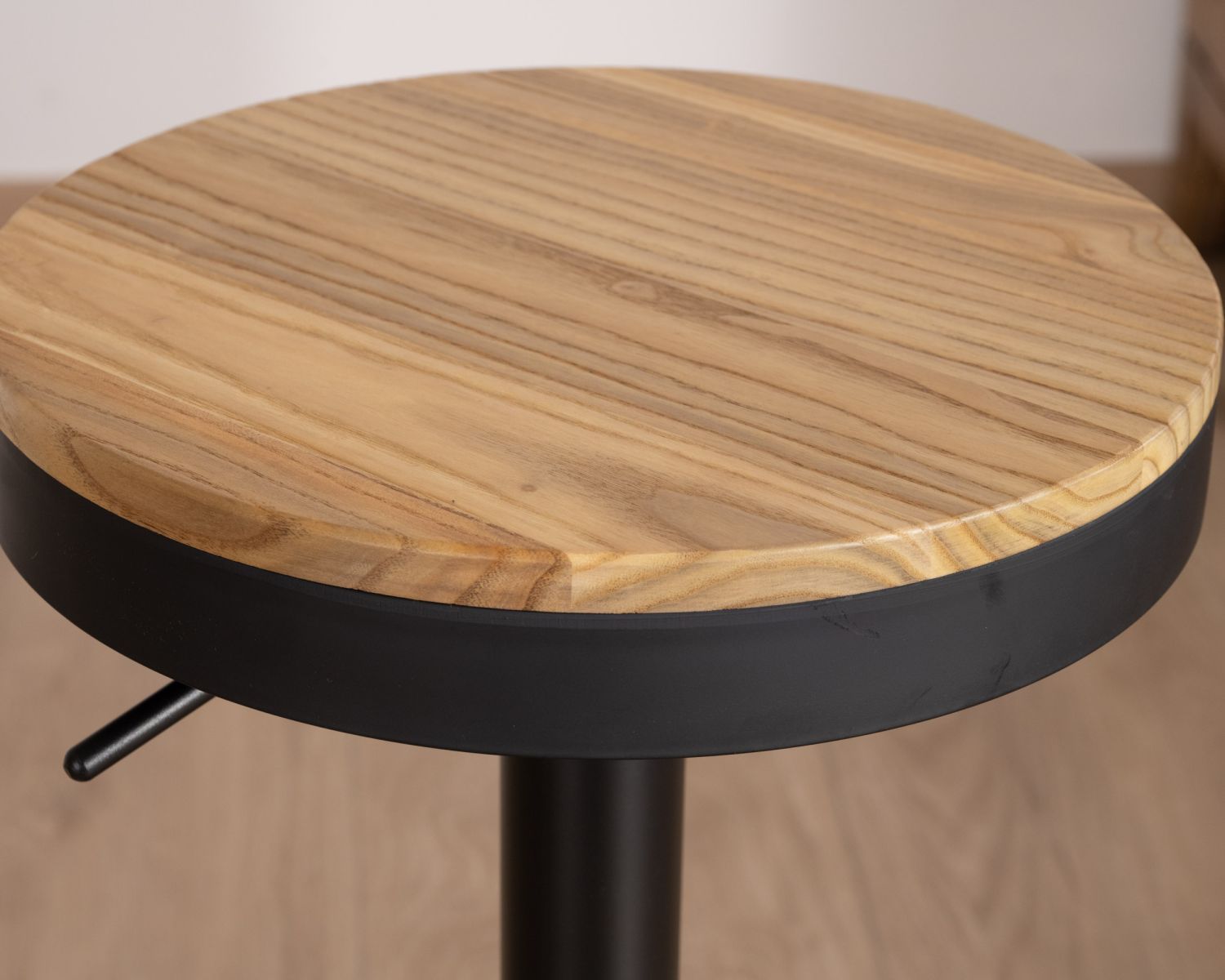 Set di 2 sgabelli "Juo" in metallo nero regolabili in altezza con seduta in legno