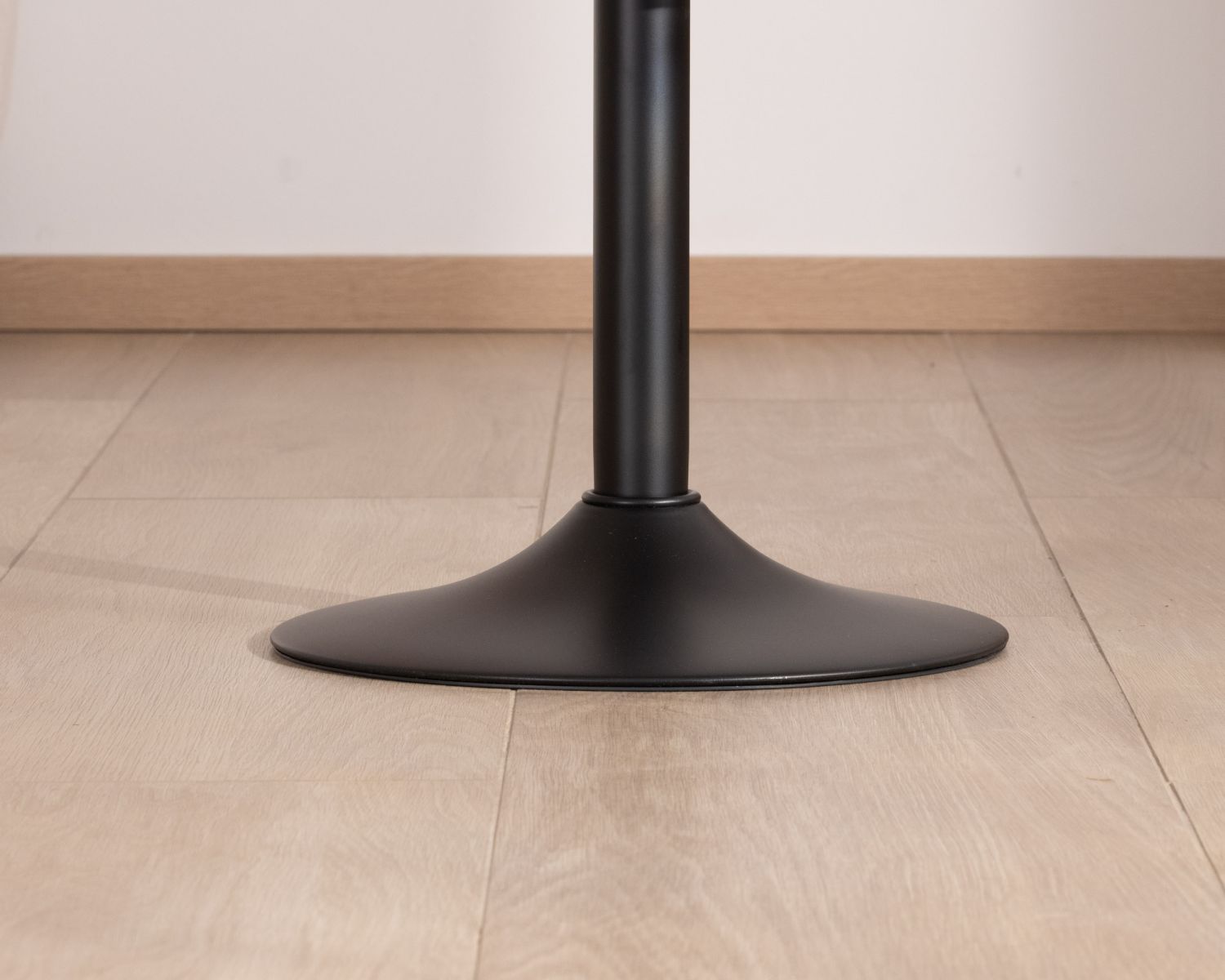 Set di 2 sgabelli "Juo" in metallo nero regolabili in altezza con seduta in legno