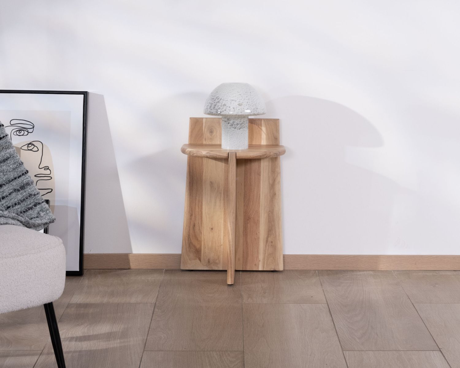 Comodino "Trudy" in acacia, design rétro