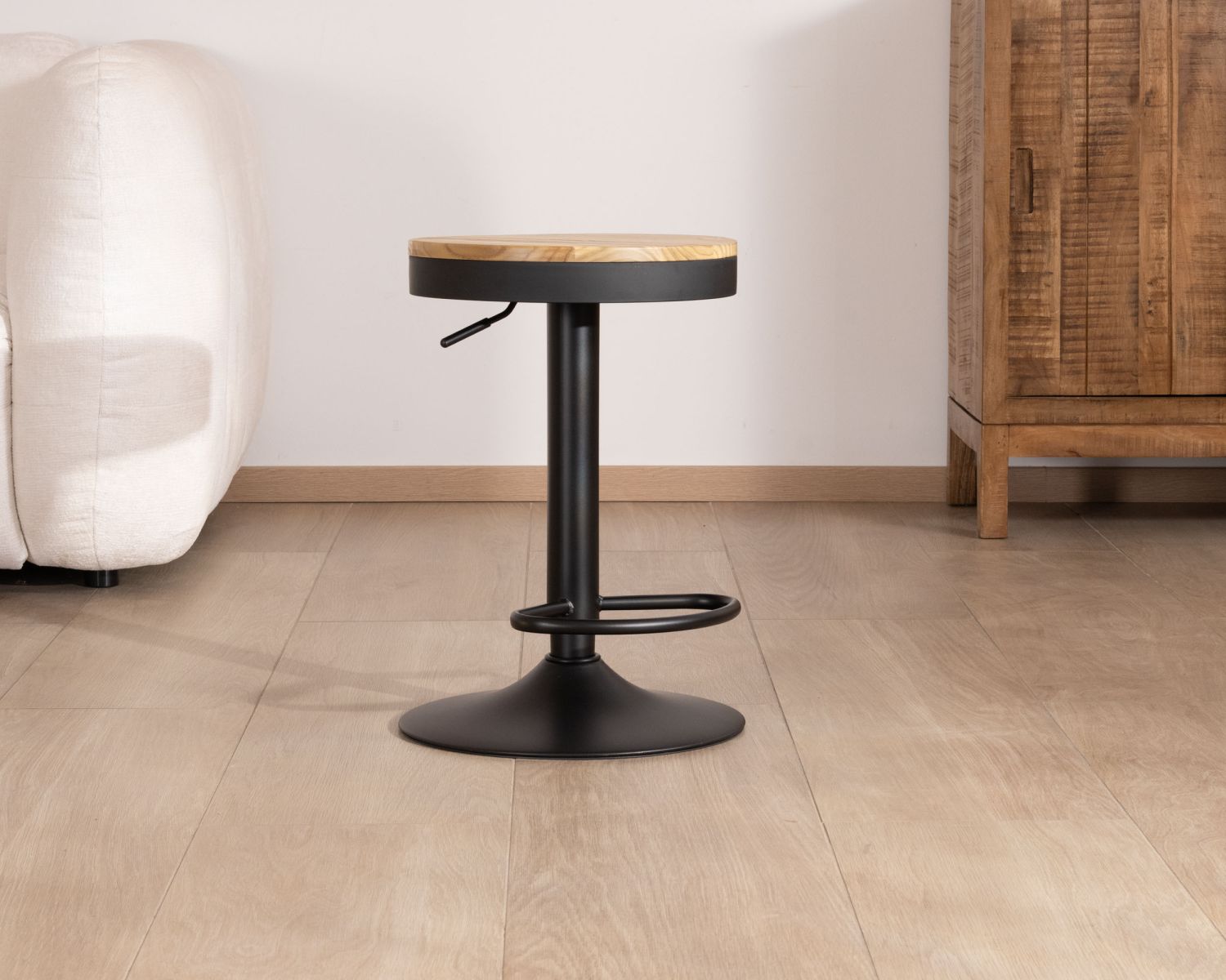 Set di 2 sgabelli "Juo" in metallo nero regolabili in altezza con seduta in legno