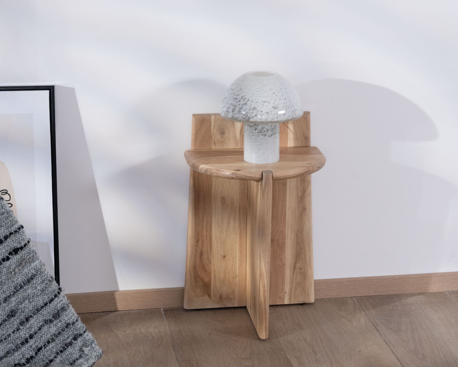 Comodino "Trudy" in acacia, design rétro