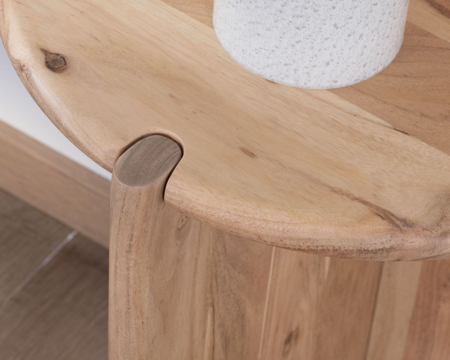 Comodino "Trudy" in acacia, design rétro