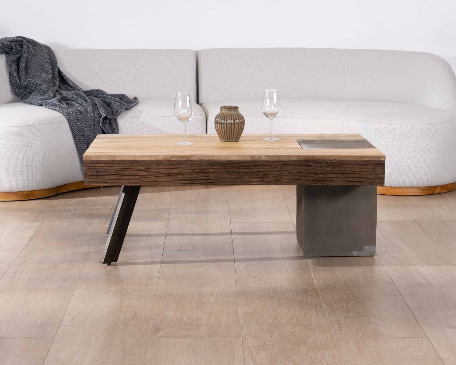 Tavolino rettangolare di design in legno di mango, gambe in metallo nero antico e cemento "Cemento"