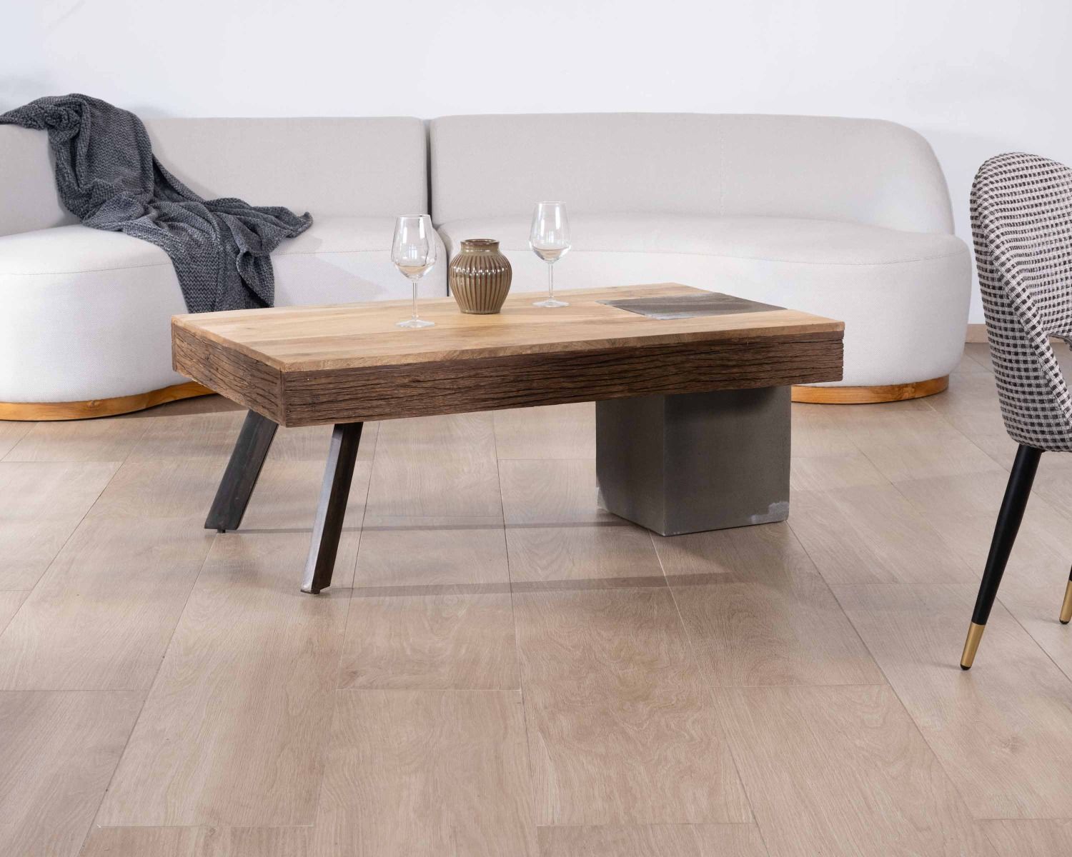 Tavolino rettangolare di design in legno di mango, gambe in metallo nero antico e cemento "Cemento"