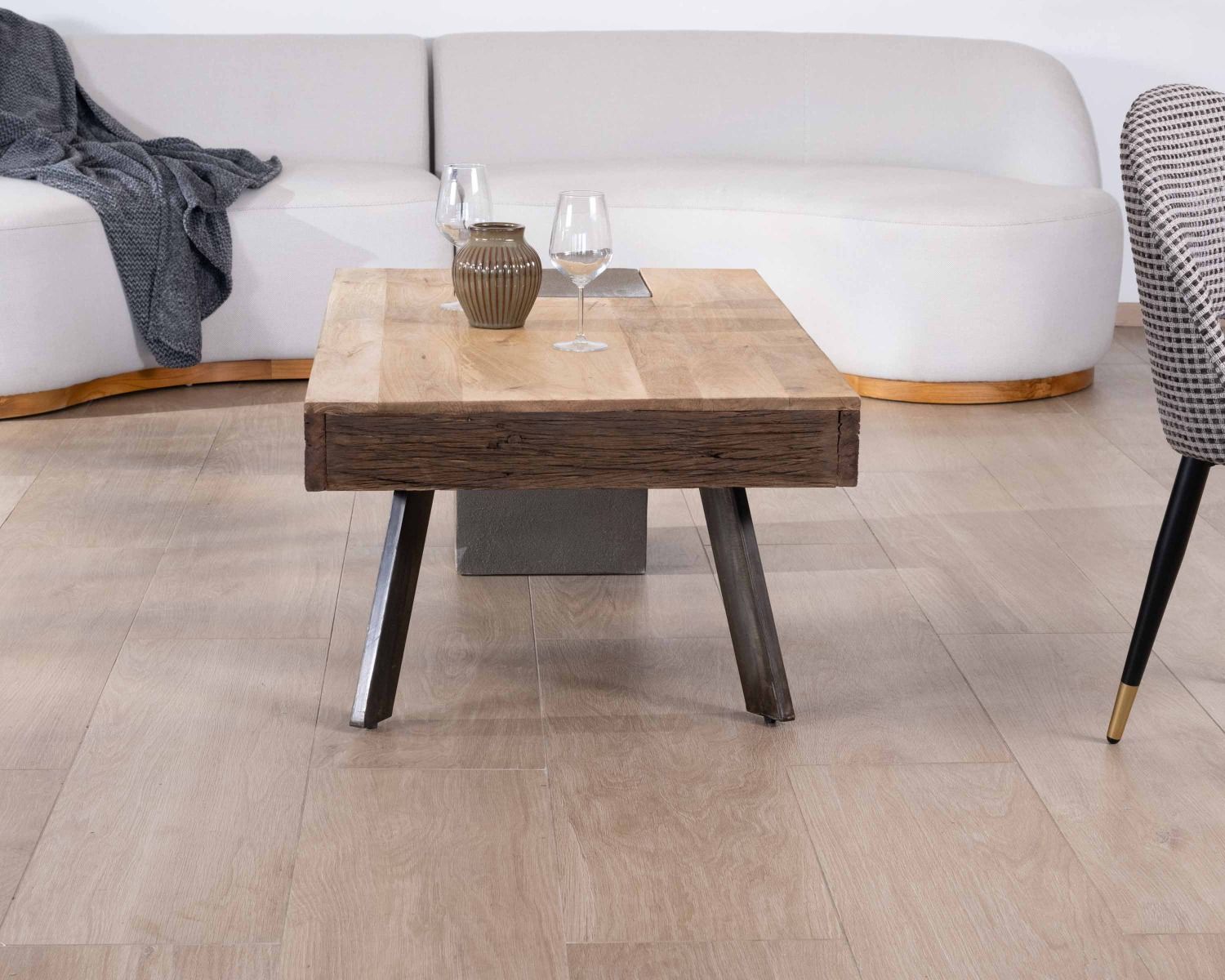 Tavolino rettangolare di design in legno di mango, gambe in metallo nero antico e cemento "Cemento"