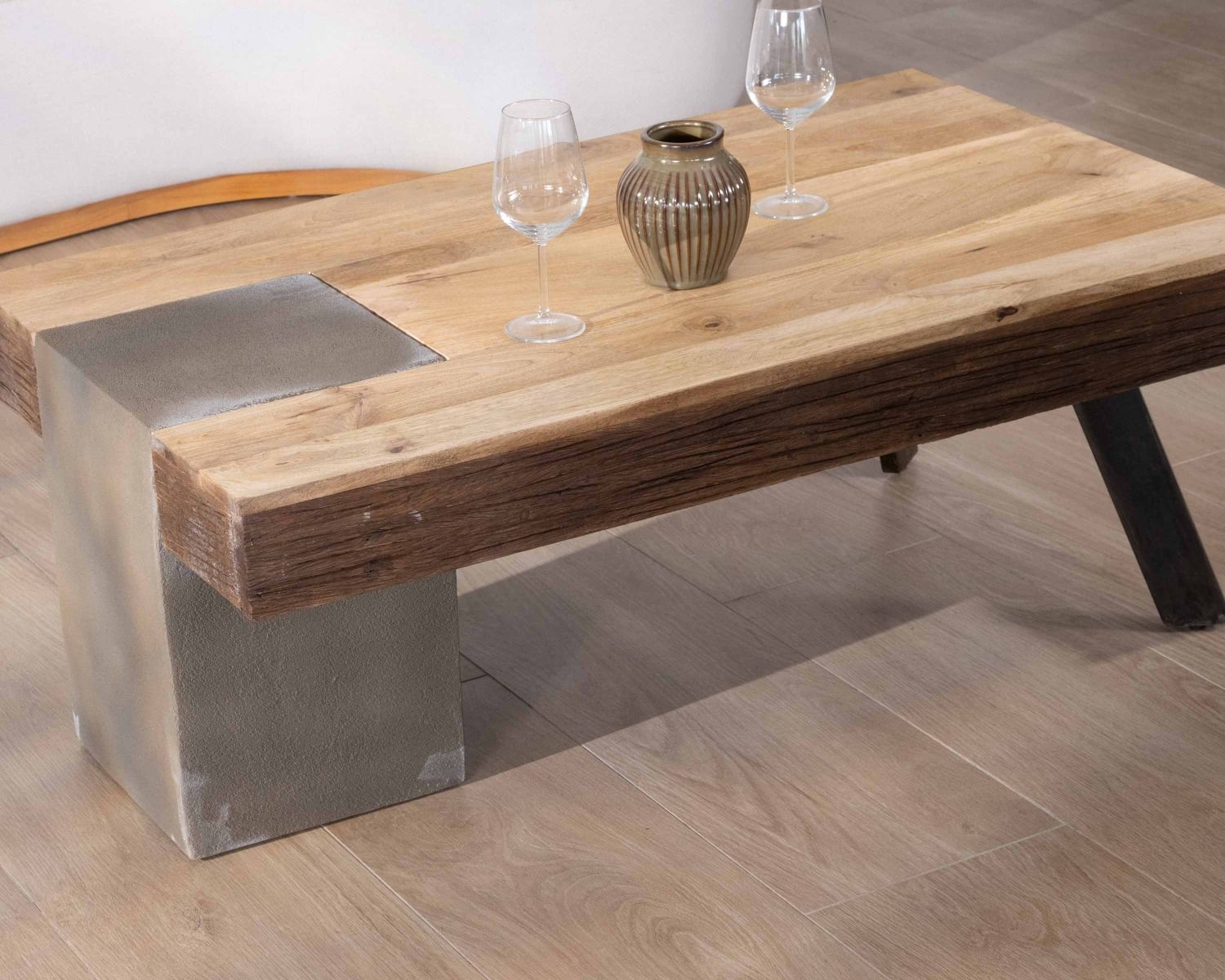 Tavolino rettangolare di design in legno di mango, gambe in metallo nero antico e cemento "Cemento"