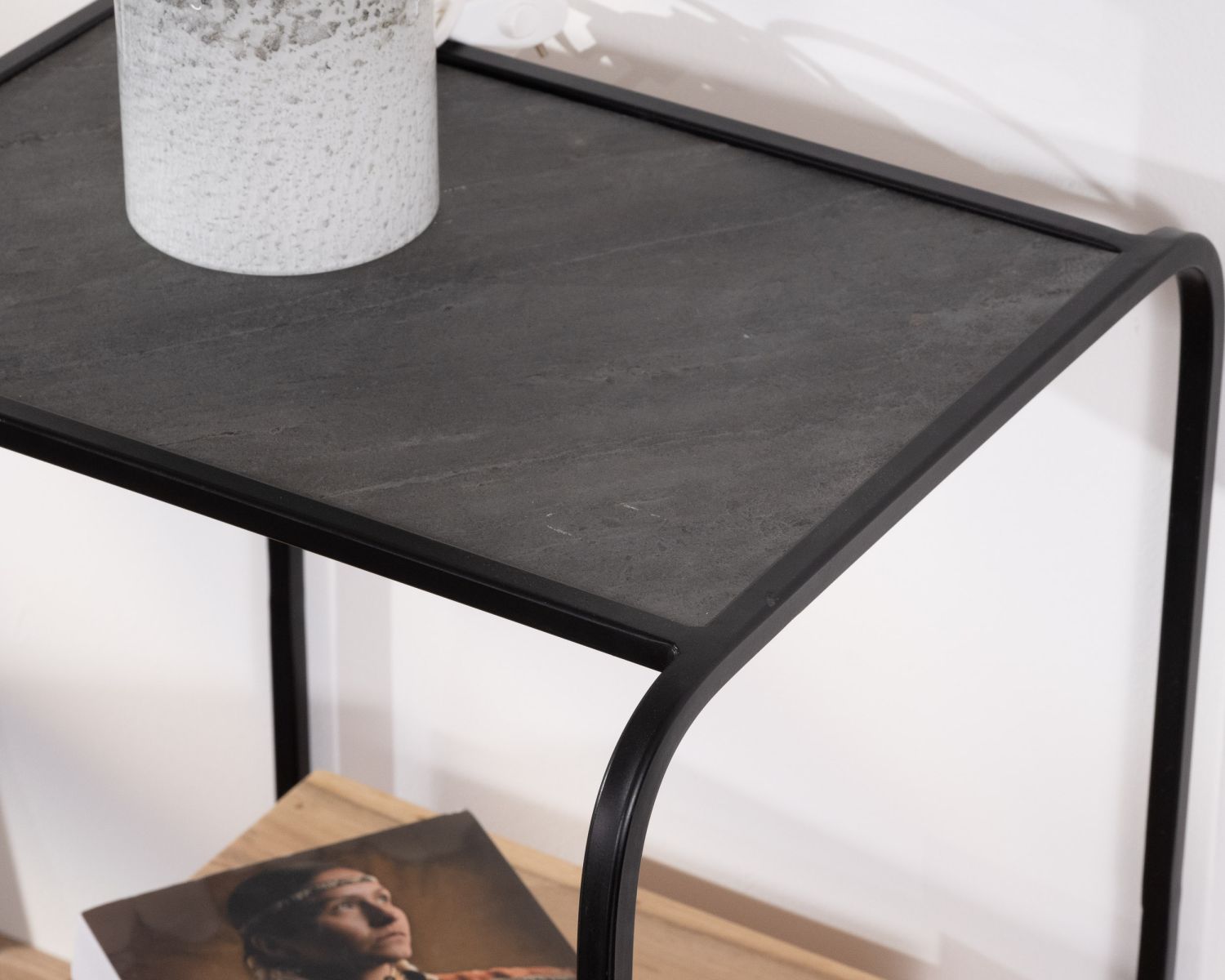 Comodino design "Pikto" in metallo e legno con piano impiallacciato in pietra