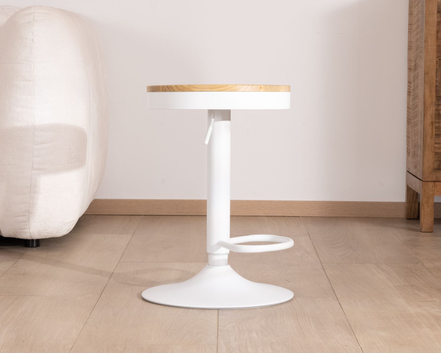 Set di 2 sgabelli "Juo" in metallo bianco regolabili in altezza con seduta in legno