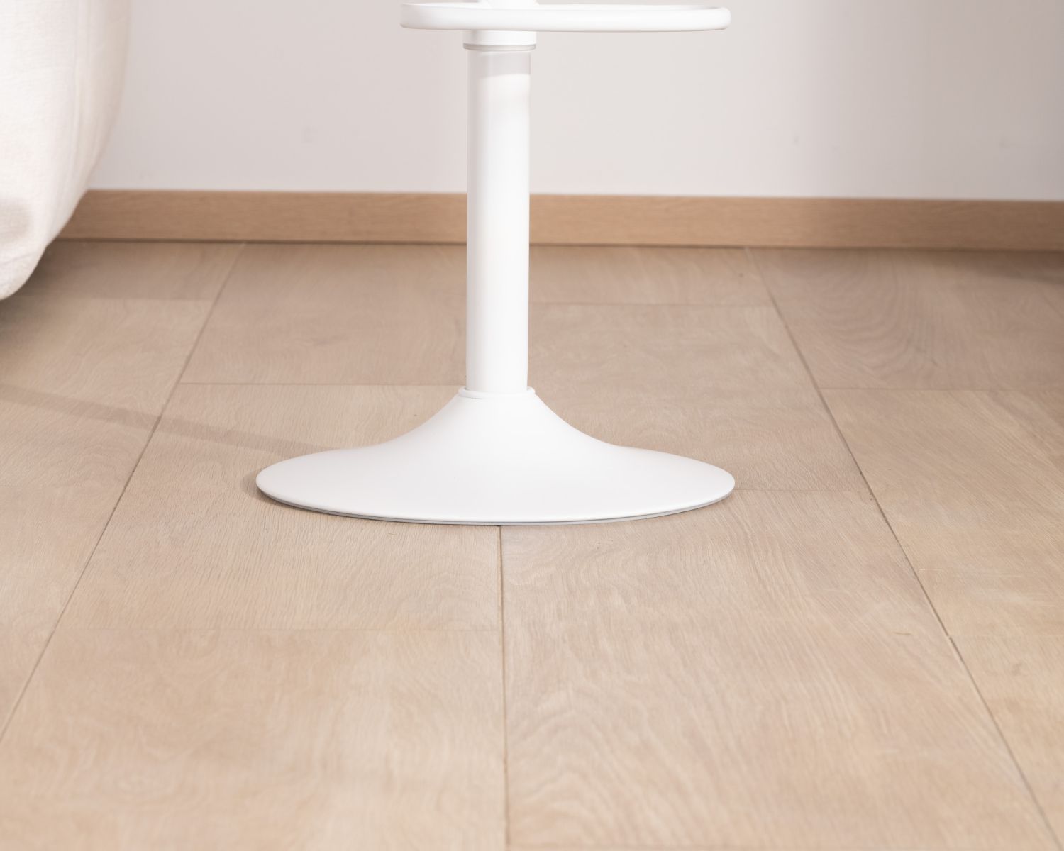 Set di 2 sgabelli "Juo" in metallo bianco regolabili in altezza con seduta in legno