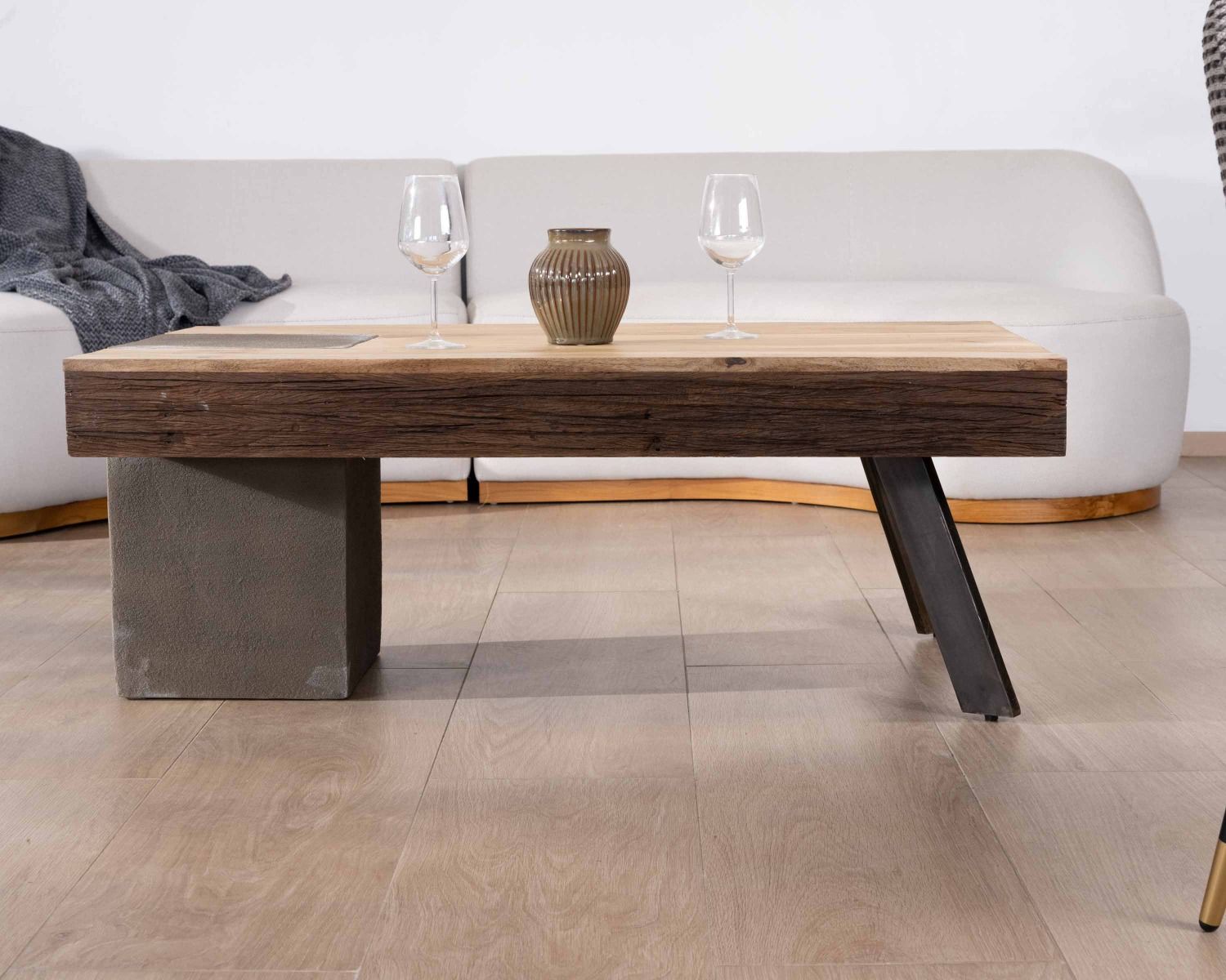 Tavolino rettangolare di design in legno di mango, gambe in metallo nero antico e cemento "Cemento"