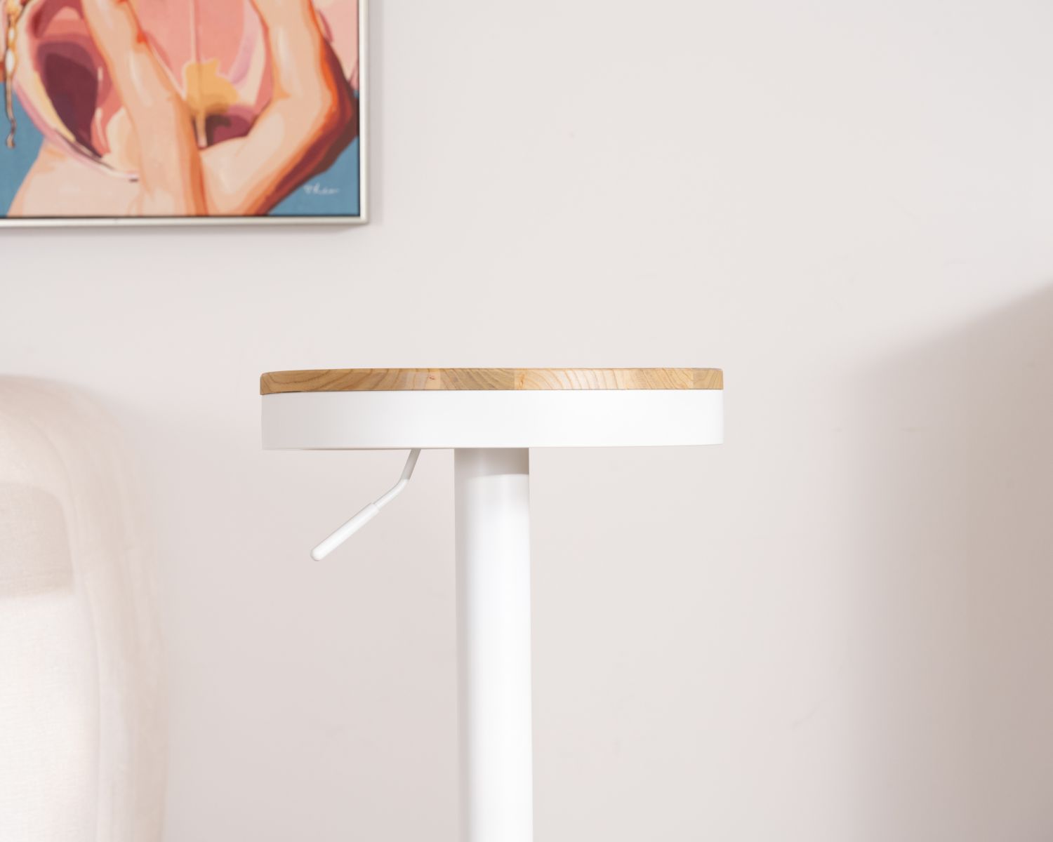 Set di 2 sgabelli "Juo" in metallo bianco regolabili in altezza con seduta in legno