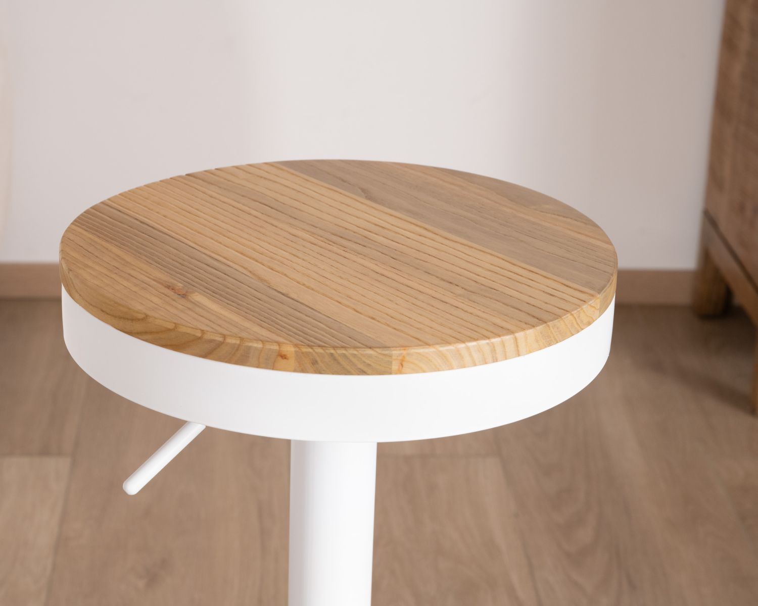 Set di 2 sgabelli "Juo" in metallo bianco regolabili in altezza con seduta in legno