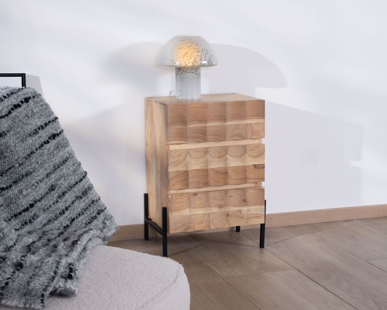 Comodino a 3 cassetti "Shelley" in acacia con gambe in metallo