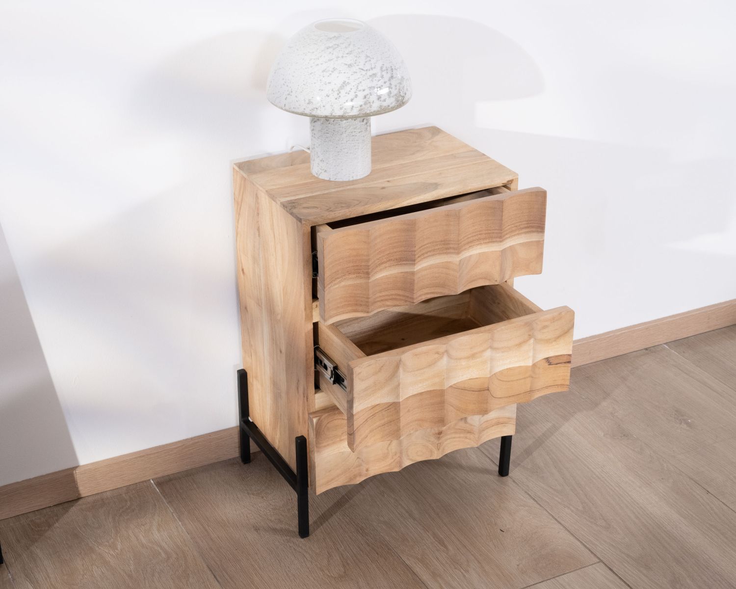 Comodino a 3 cassetti "Shelley" in acacia con gambe in metallo