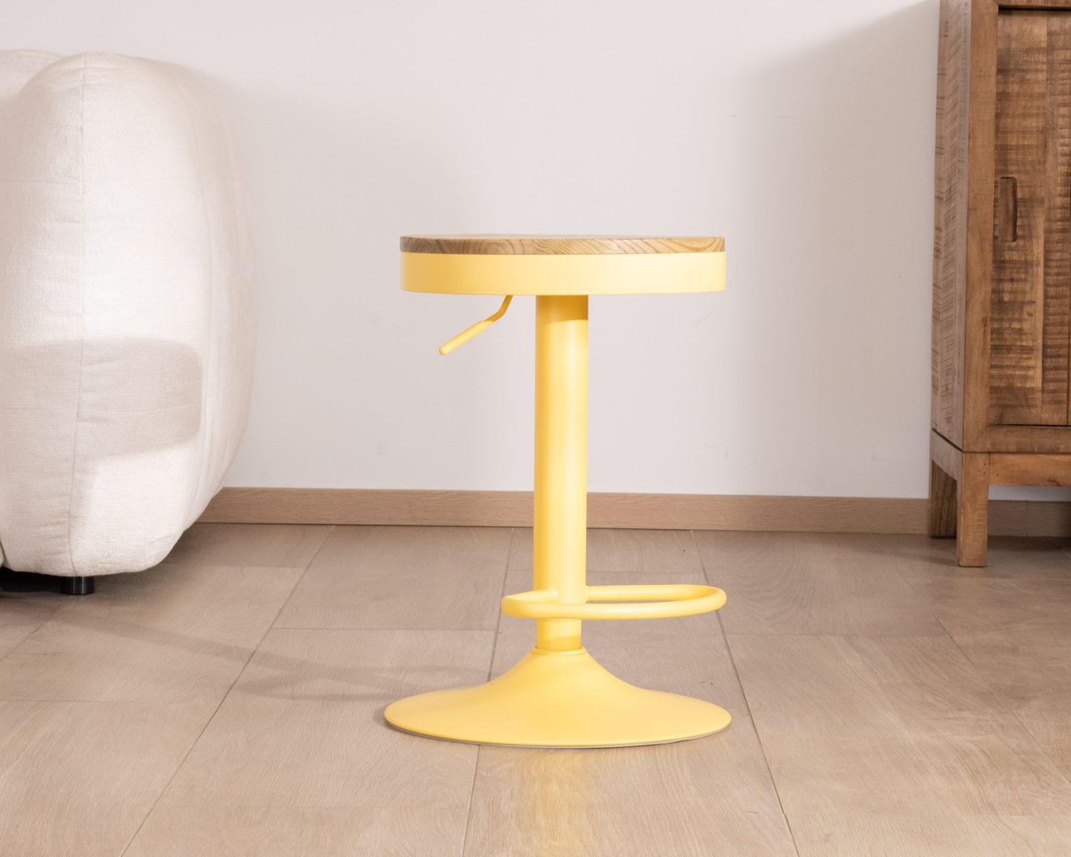 Set di 2 sgabelli "Juo" in metallo giallo acido con seduta in legno, regolabili in altezza