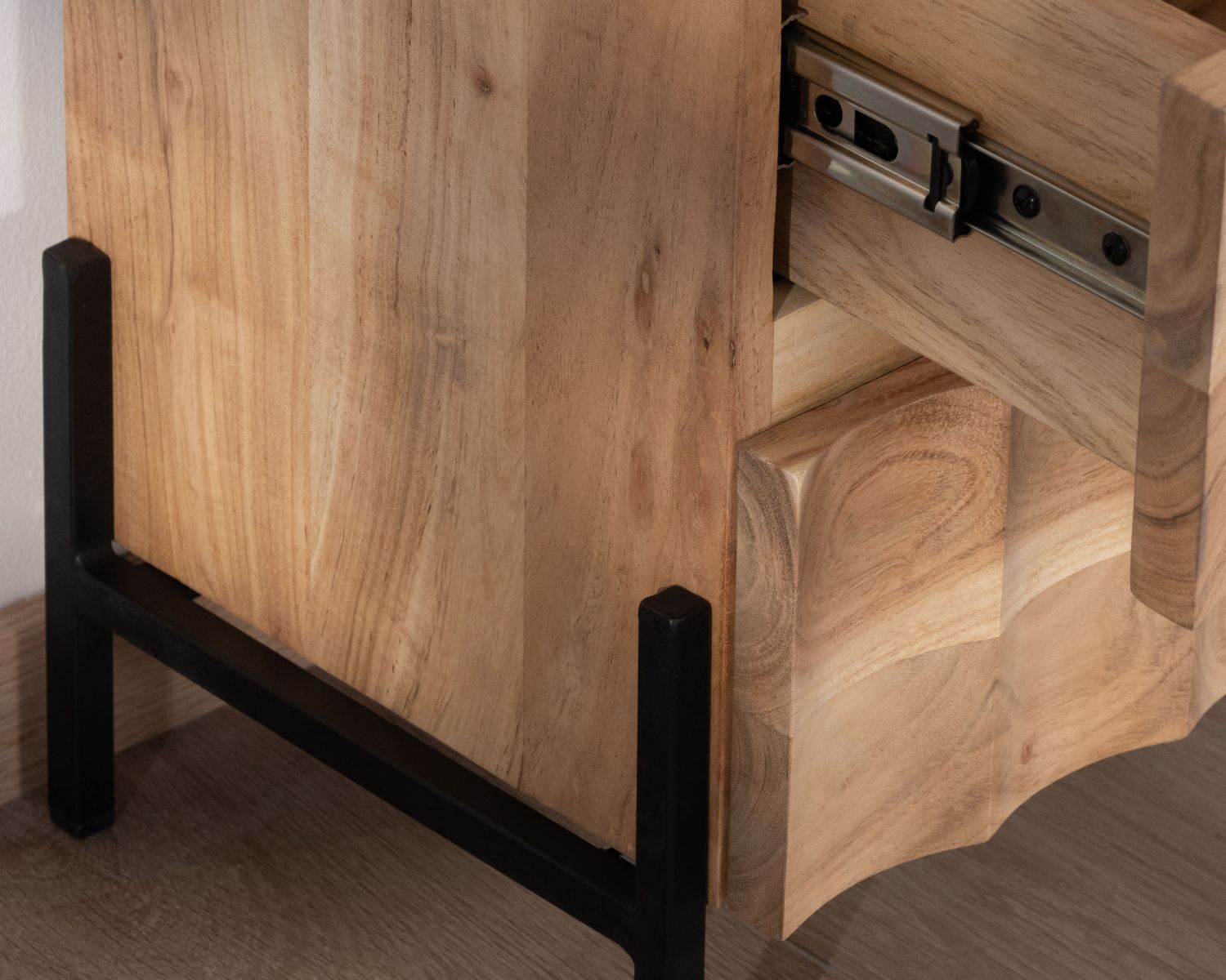 Comodino a 3 cassetti "Shelley" in acacia con gambe in metallo