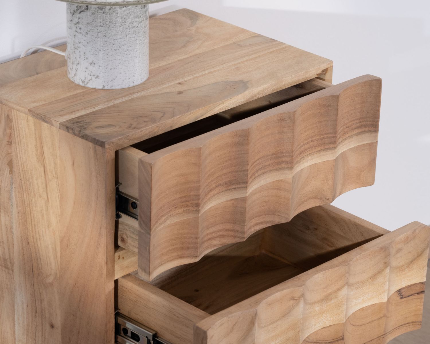 Comodino a 3 cassetti "Shelley" in acacia con gambe in metallo