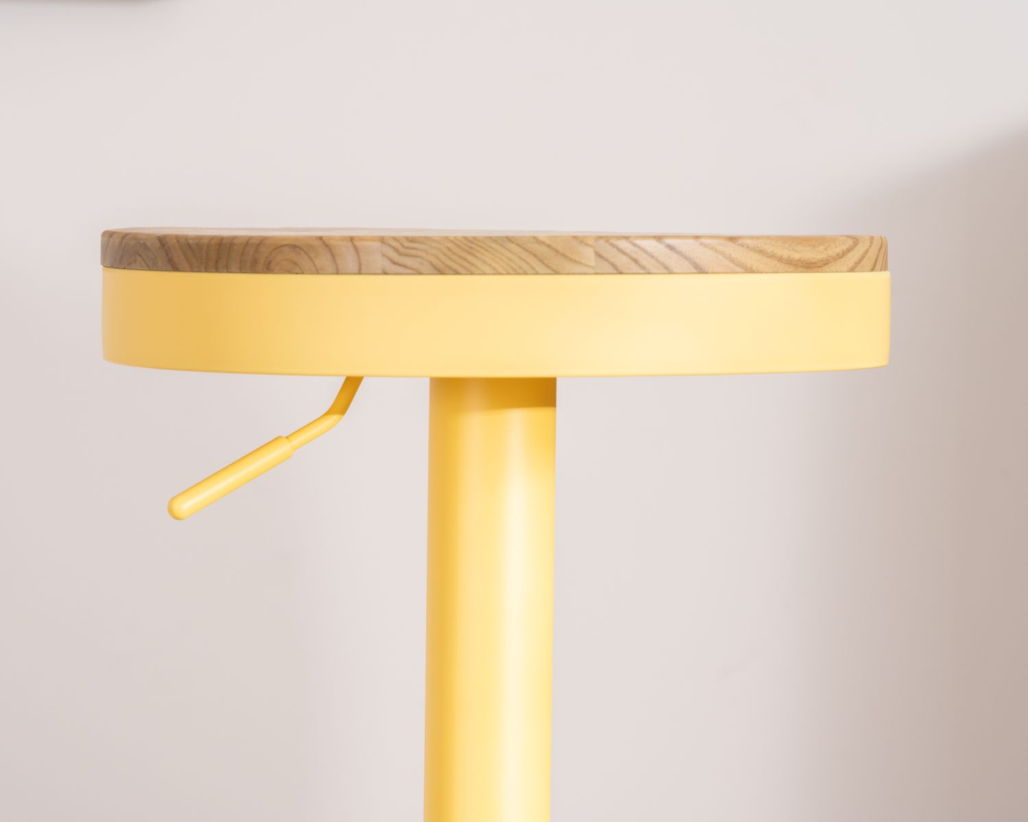 Set di 2 sgabelli "Juo" in metallo giallo acido con seduta in legno, regolabili in altezza