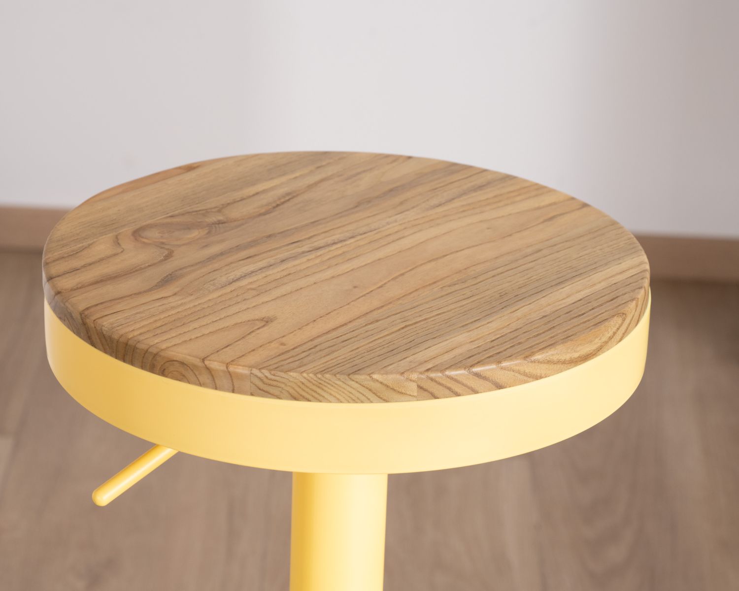 Set di 2 sgabelli "Juo" in metallo giallo acido con seduta in legno, regolabili in altezza