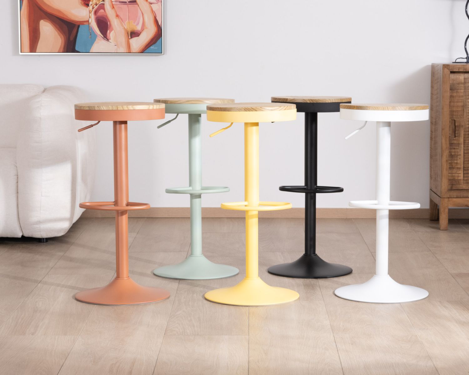 Set di 2 sgabelli "Juo" in metallo bianco regolabili in altezza con seduta in legno