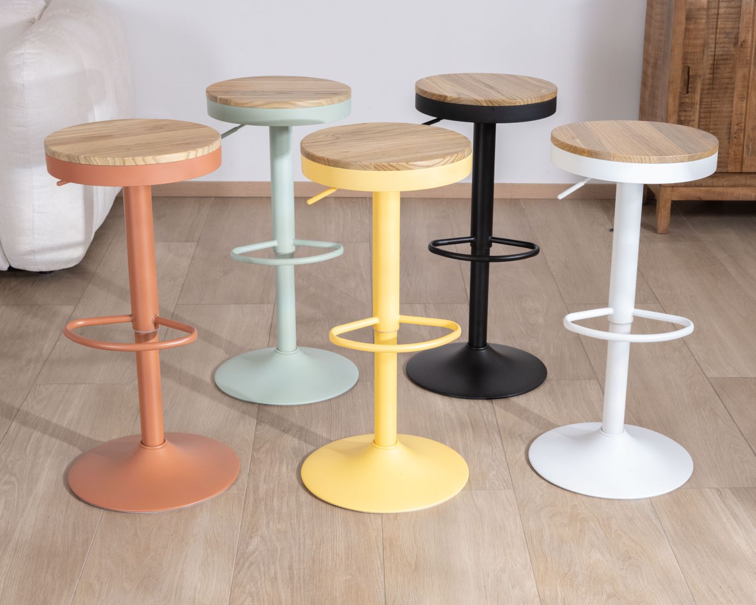 Set di 2 sgabelli "Juo" in metallo bianco regolabili in altezza con seduta in legno