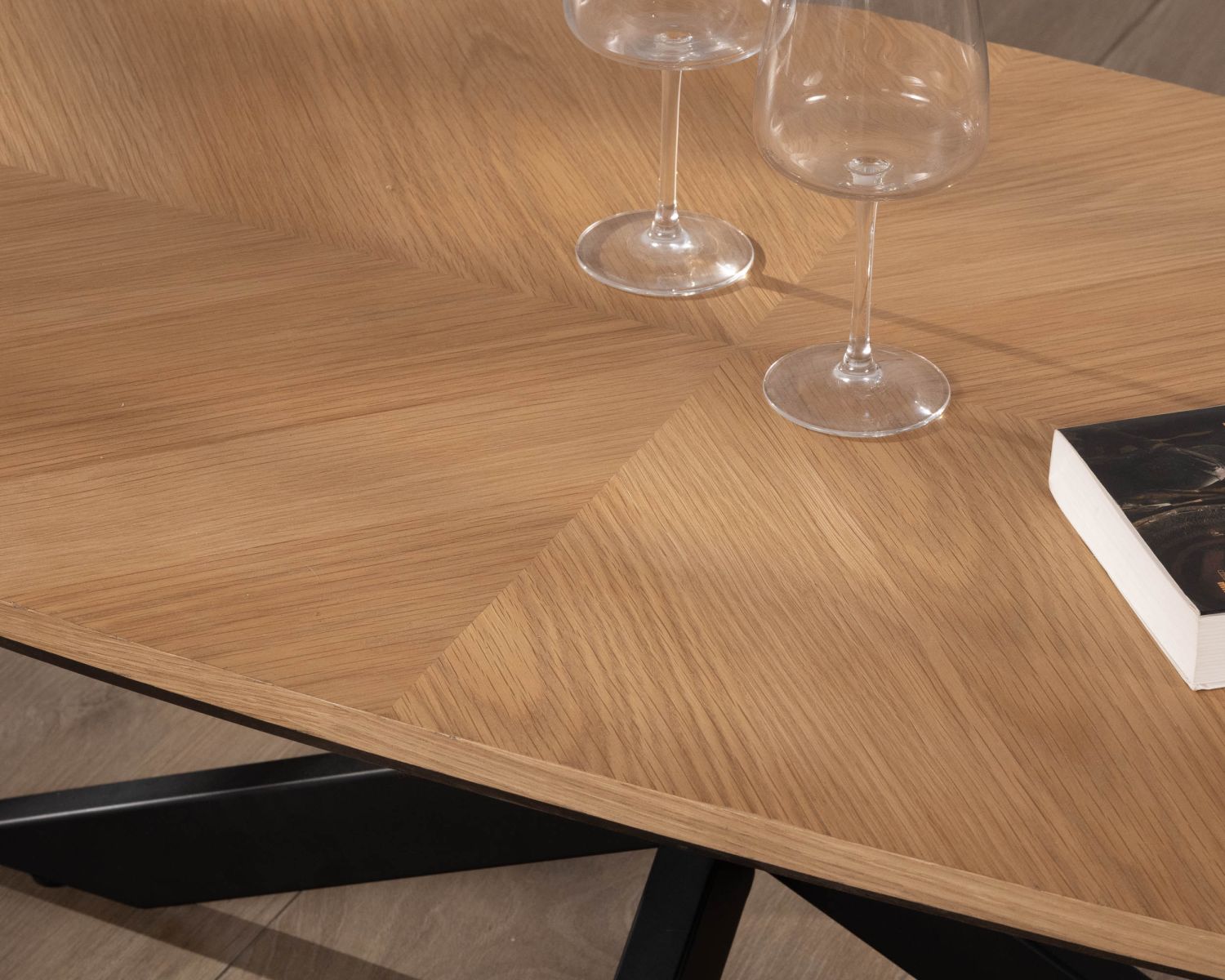 Tavolino "Toledo" con piano impiallacciato in rovere chiaro e base a stella in metallo nero