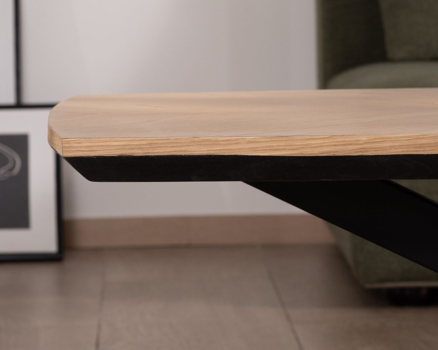 Tavolino "Toledo" con piano impiallacciato in rovere chiaro e base a stella in metallo nero