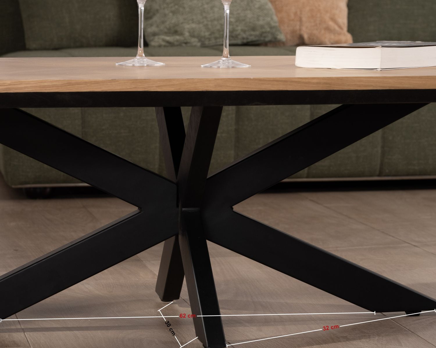 Tavolino "Toledo" con piano impiallacciato in rovere chiaro e base a stella in metallo nero